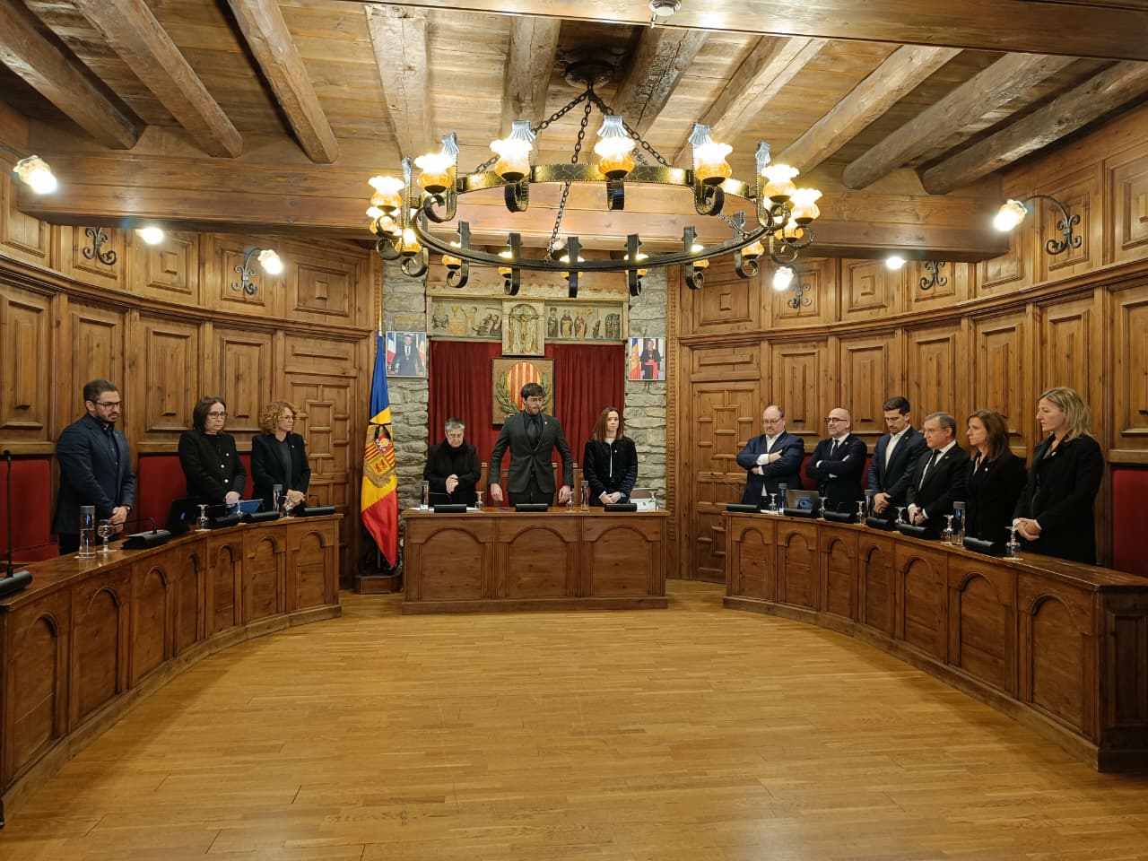 Minut de silenci en honor a l'excònsol Joan Pujal Areny.