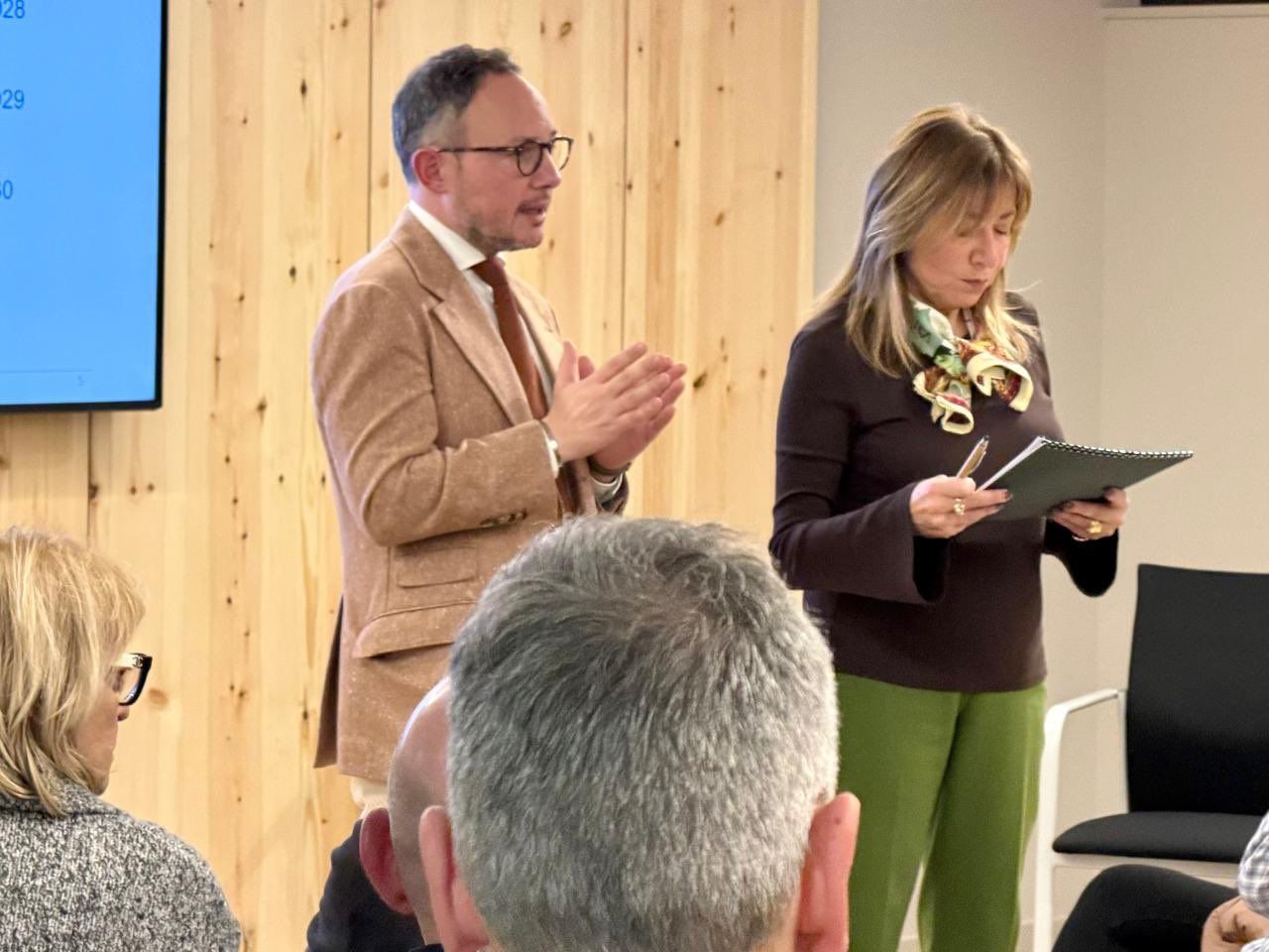 Xavier Espot i Conxita Marsol durant la primera reunió amb els propietaris.