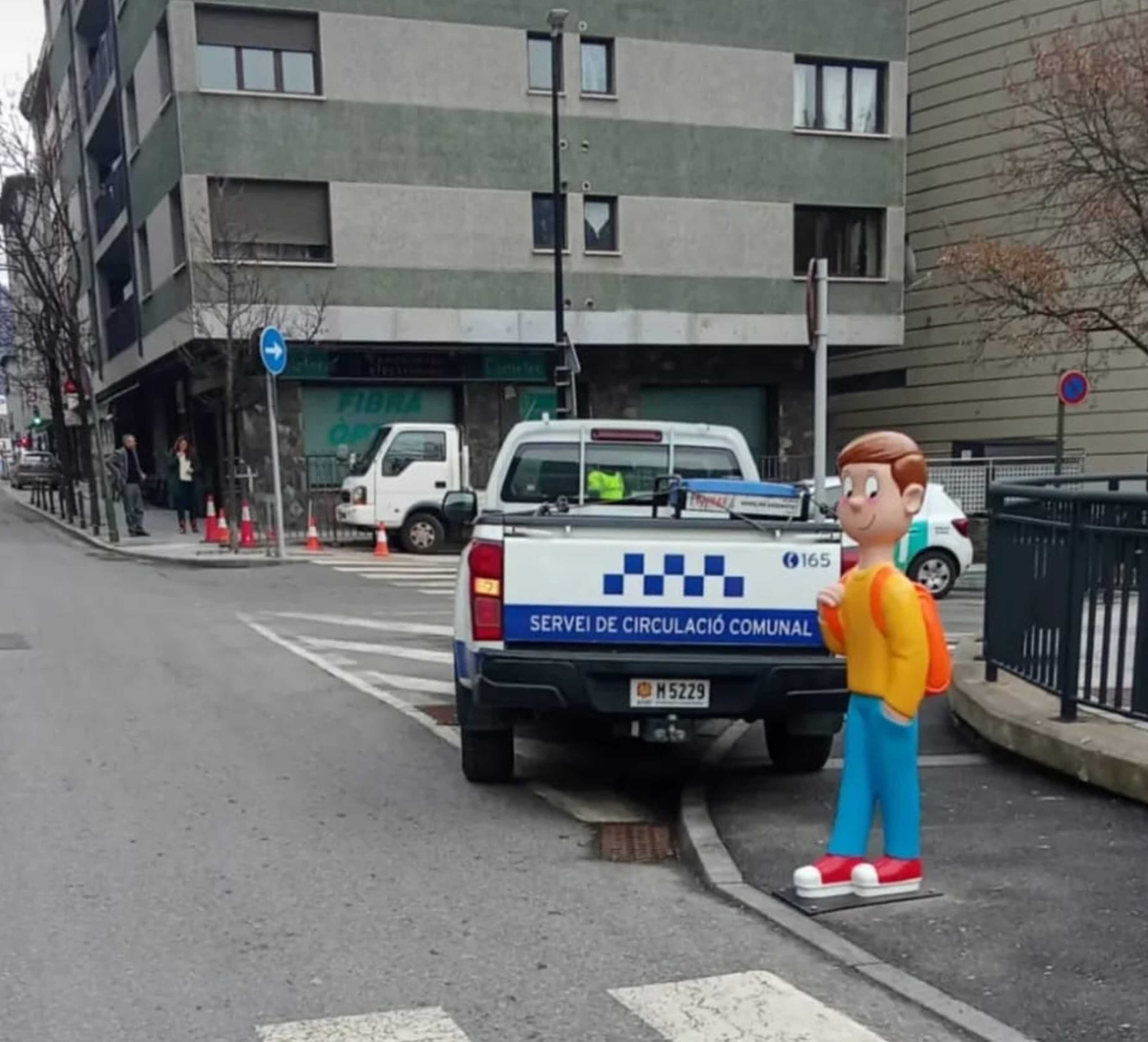 La figura reposada a lloc on era per part del servei de circulació.