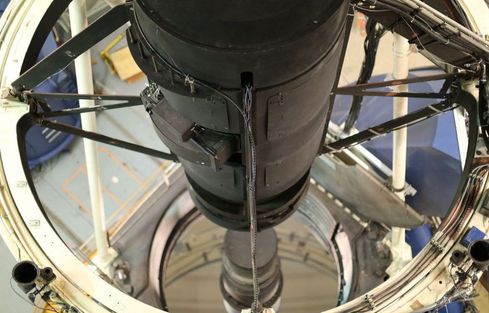 La càmera DECam en primer pla i el mirall principal del Telescopi Blanco al fons - Crèdit: Andrew Nadolski