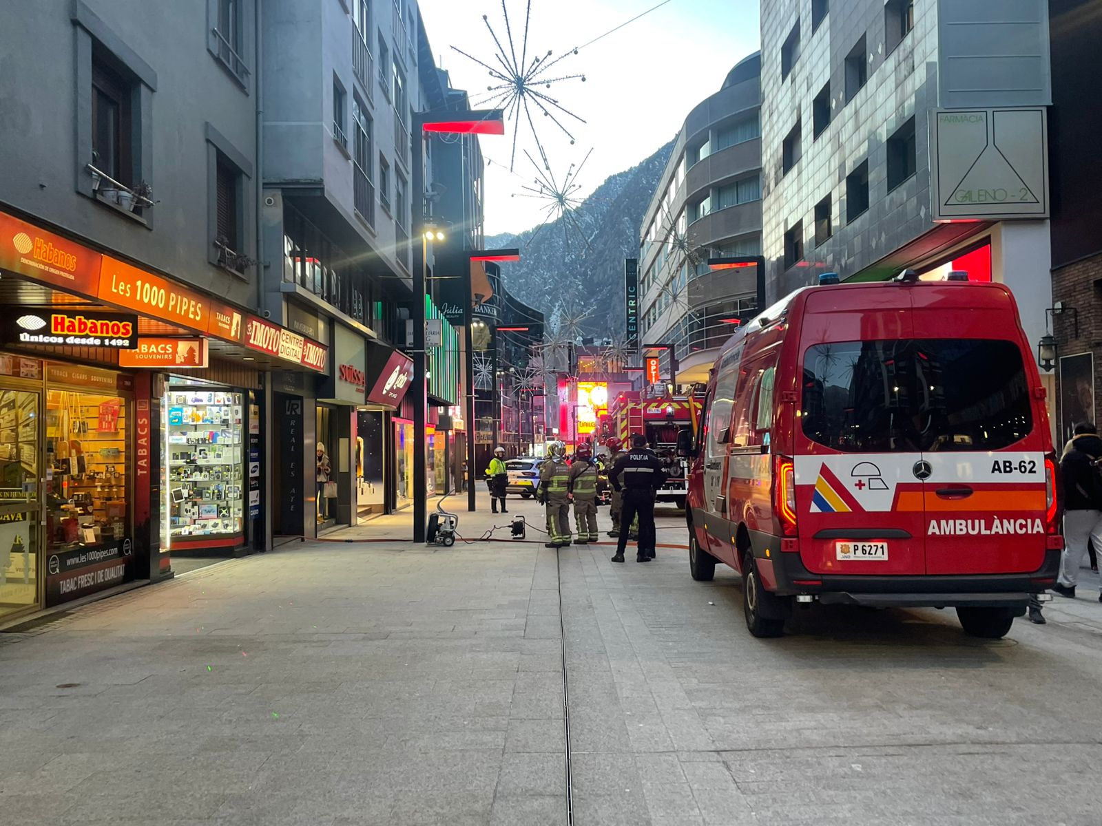 Efectius dels serveis d'emergència a l'avinguda Meritxell. Efectius dels serveis d'emergència a l'avinguda Meritxell.