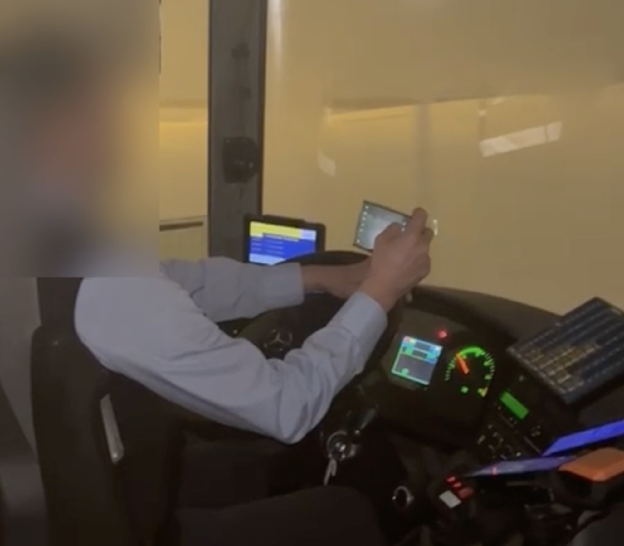 Un conductor de la L4 fa fotografies amb el mòbil mentre condueix. Un conductor de la L4 fa fotografies amb el mòbil mentre condueix.