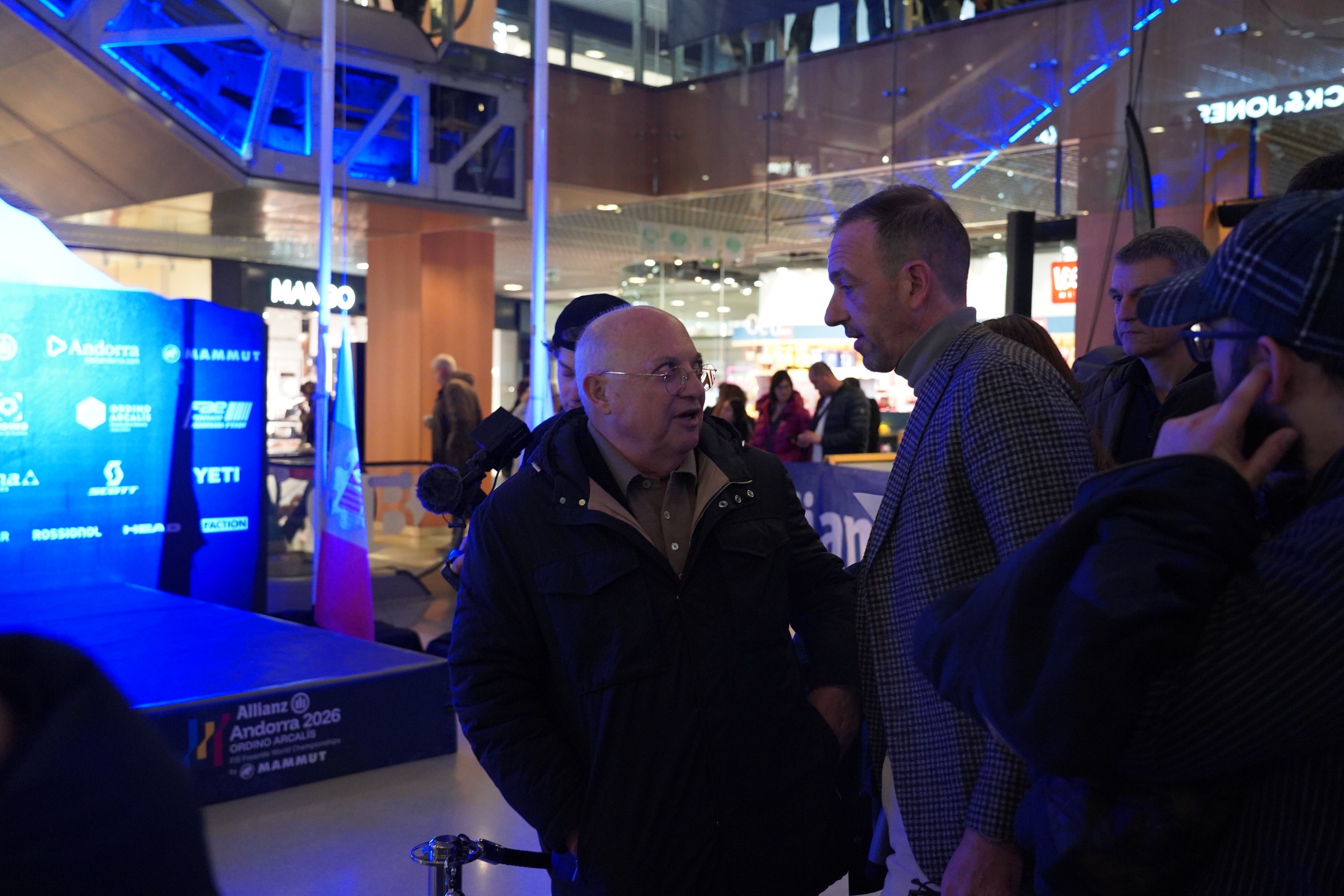 Espot Miró i Torres conversen abans de l’acte.