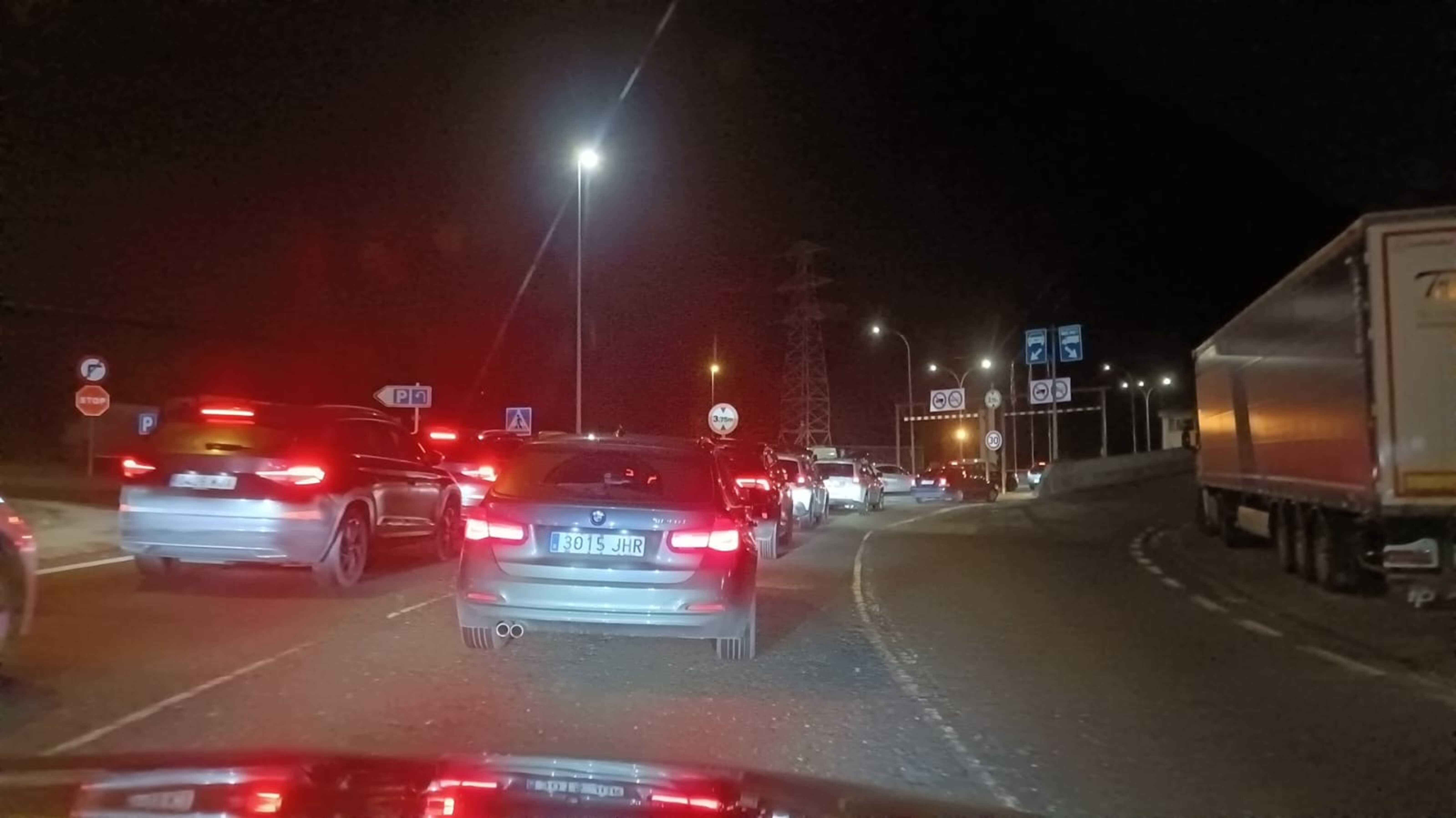 Retenció per arribar al punt duaner de la Farga de Moles. Retenció per arribar al punt duaner de la Farga de Moles.