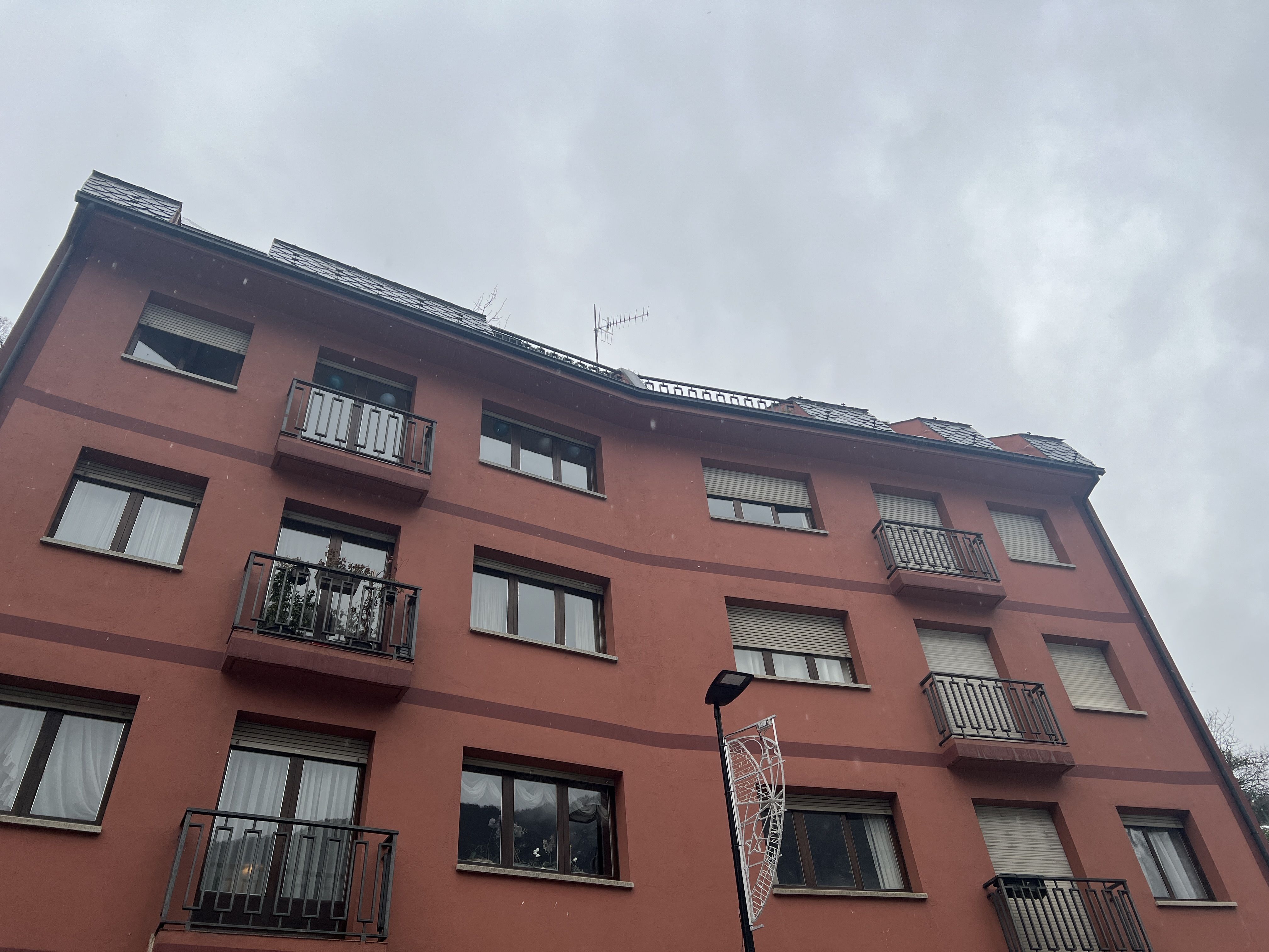 Una imatge de l'edifici on hi ha el pis afectat.