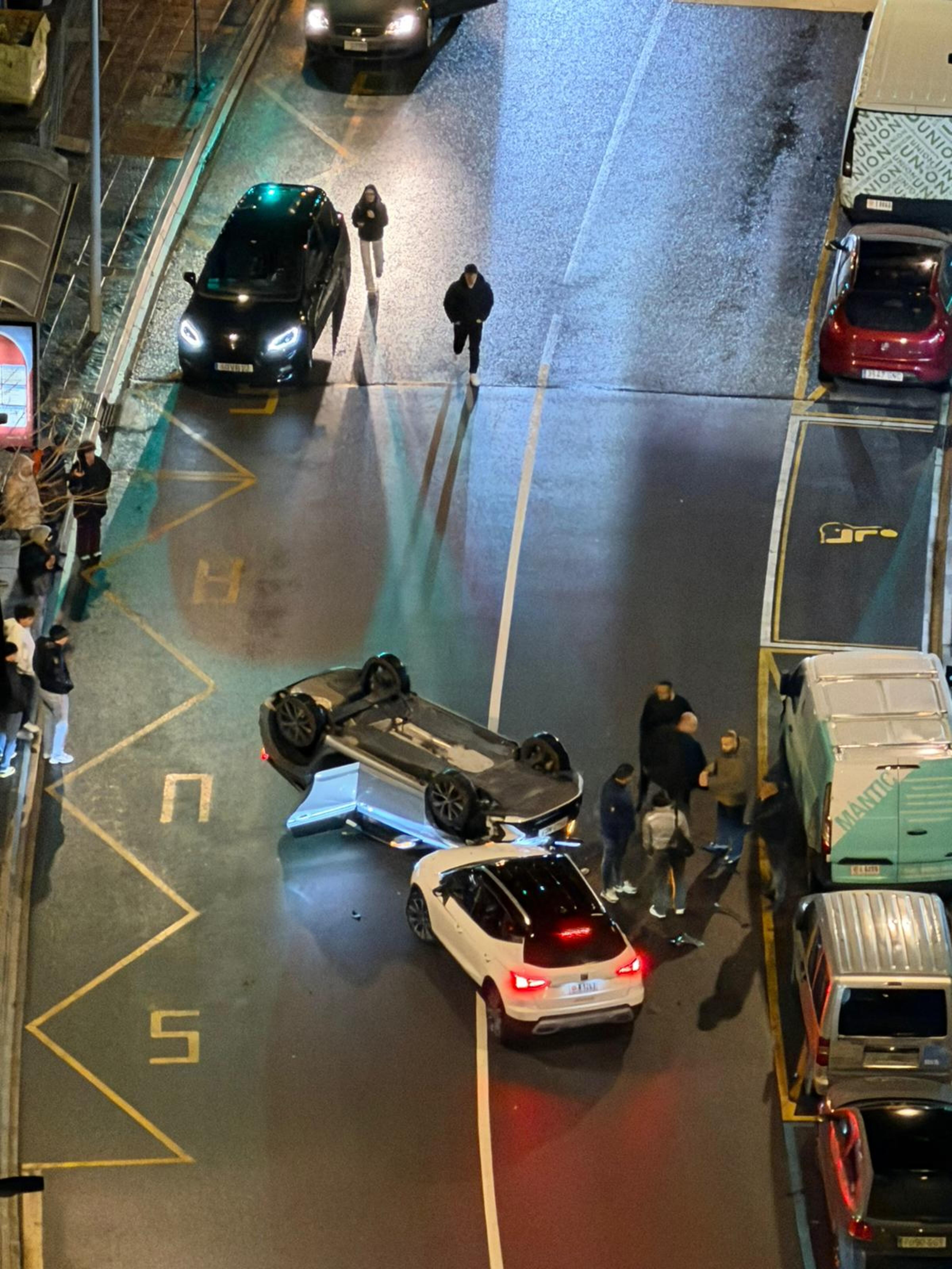 Un dels cotxes ha bolcat. Un dels cotxes ha bolcat.