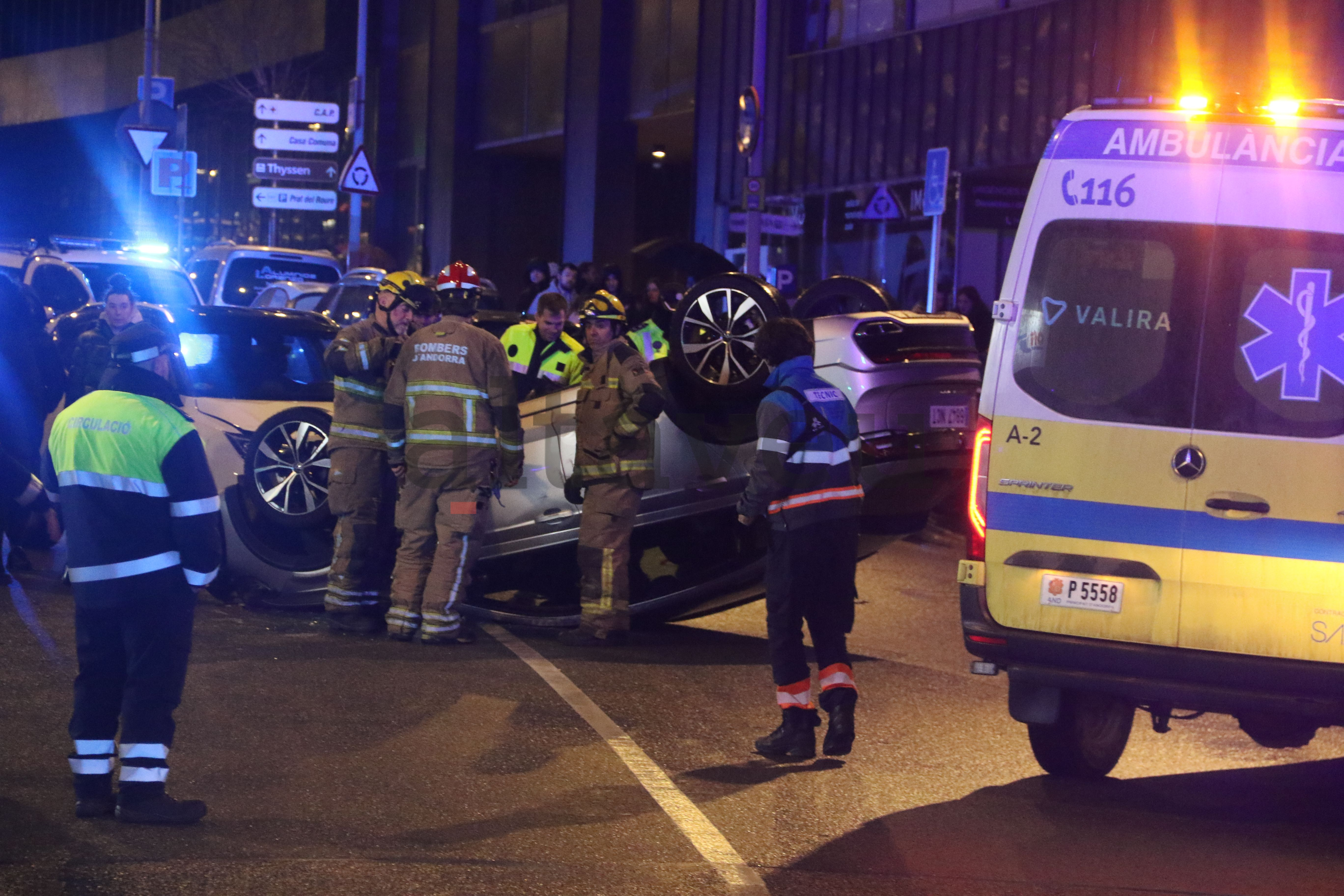 Els equips d'emergència al costat dels cotxes implicats a tocar de la rotonda de la Dama de Gel. Els equips d'emergència al costat dels cotxes implicats a tocar de la rotonda de la Dama de Gel.