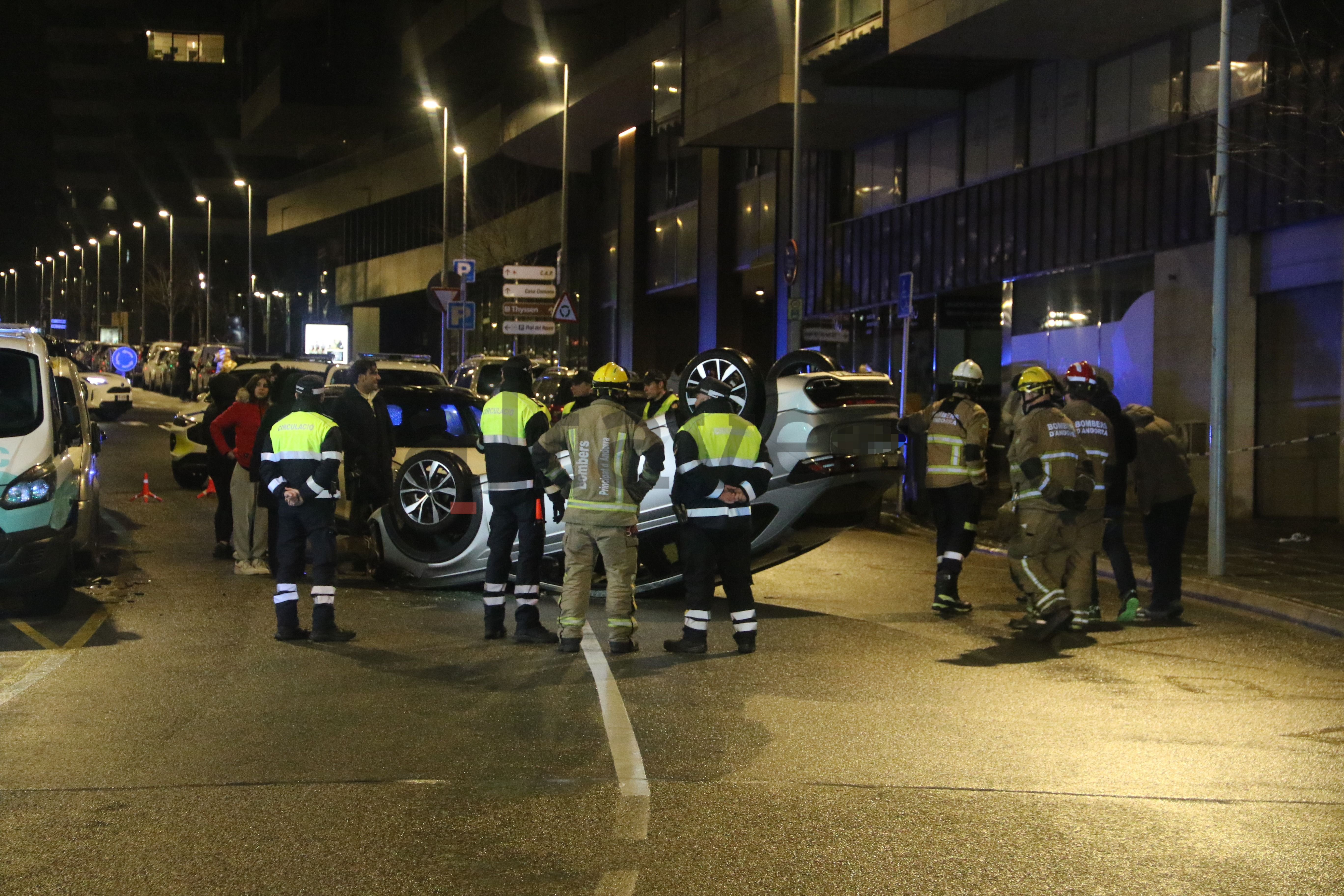 Els equips d'emergència al costat dels cotxes implicats a tocar de la rotonda de la Dama de Gel. Els equips d'emergència al costat dels cotxes implicats a tocar de la rotonda de la Dama de Gel.