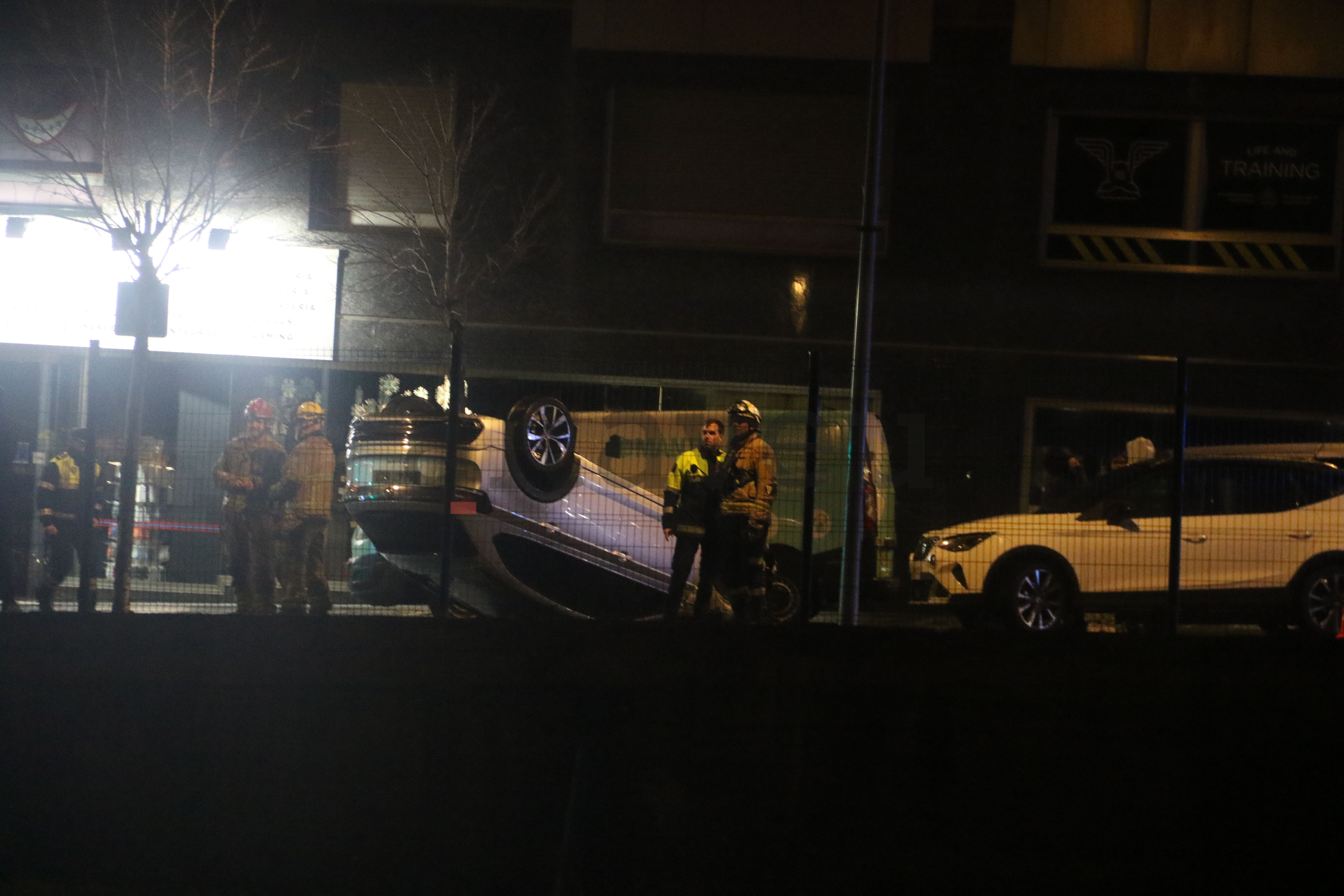 El cotxe bolcat vist des de l'avinguda Consell de la Terra. El cotxe bolcat vist des de l'avinguda Consell de la Terra.