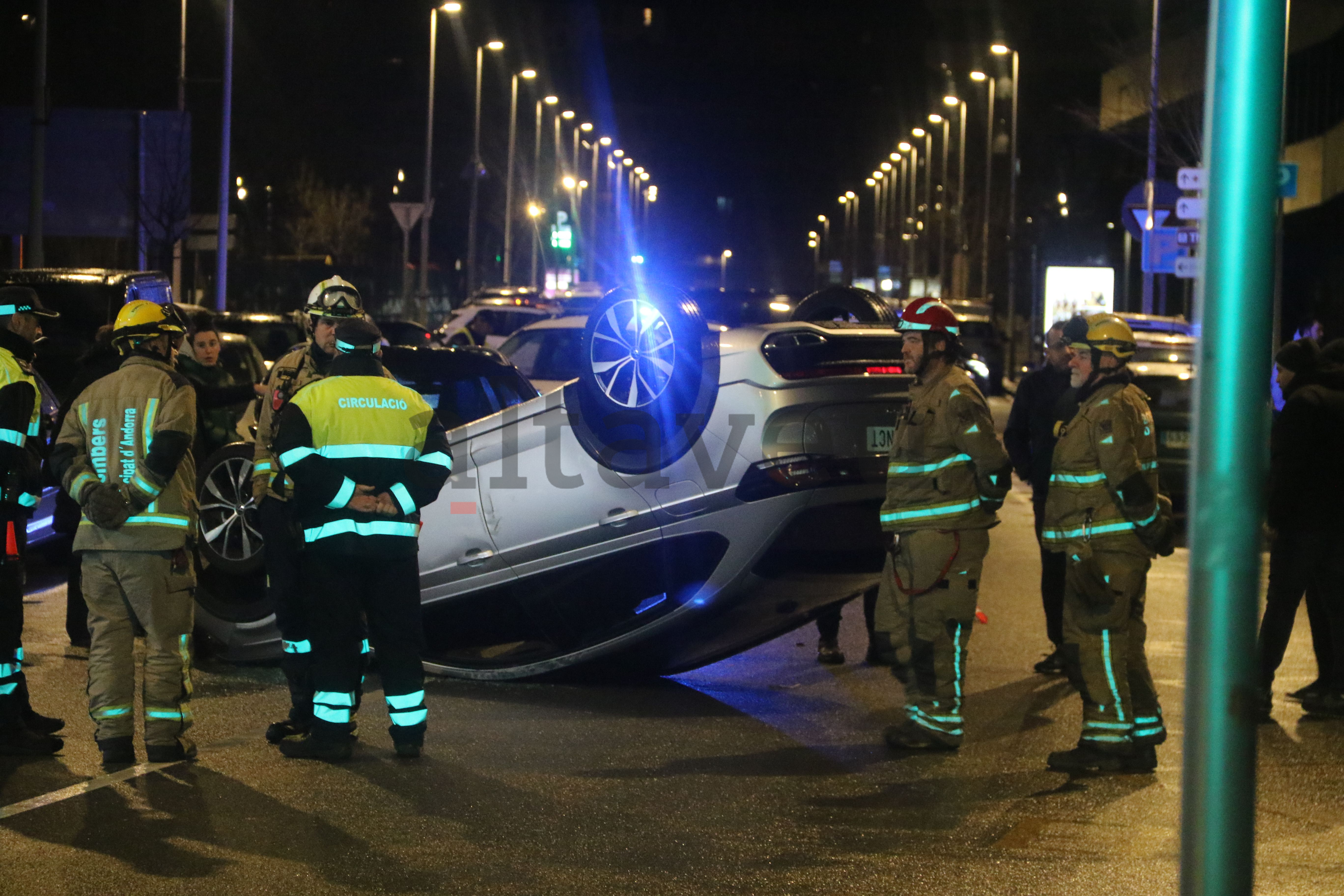Els equips d'emergència al costat dels cotxes implicats a tocar de la rotonda de la Dama de Gel. Els equips d'emergència al costat dels cotxes implicats a tocar de la rotonda de la Dama de Gel.