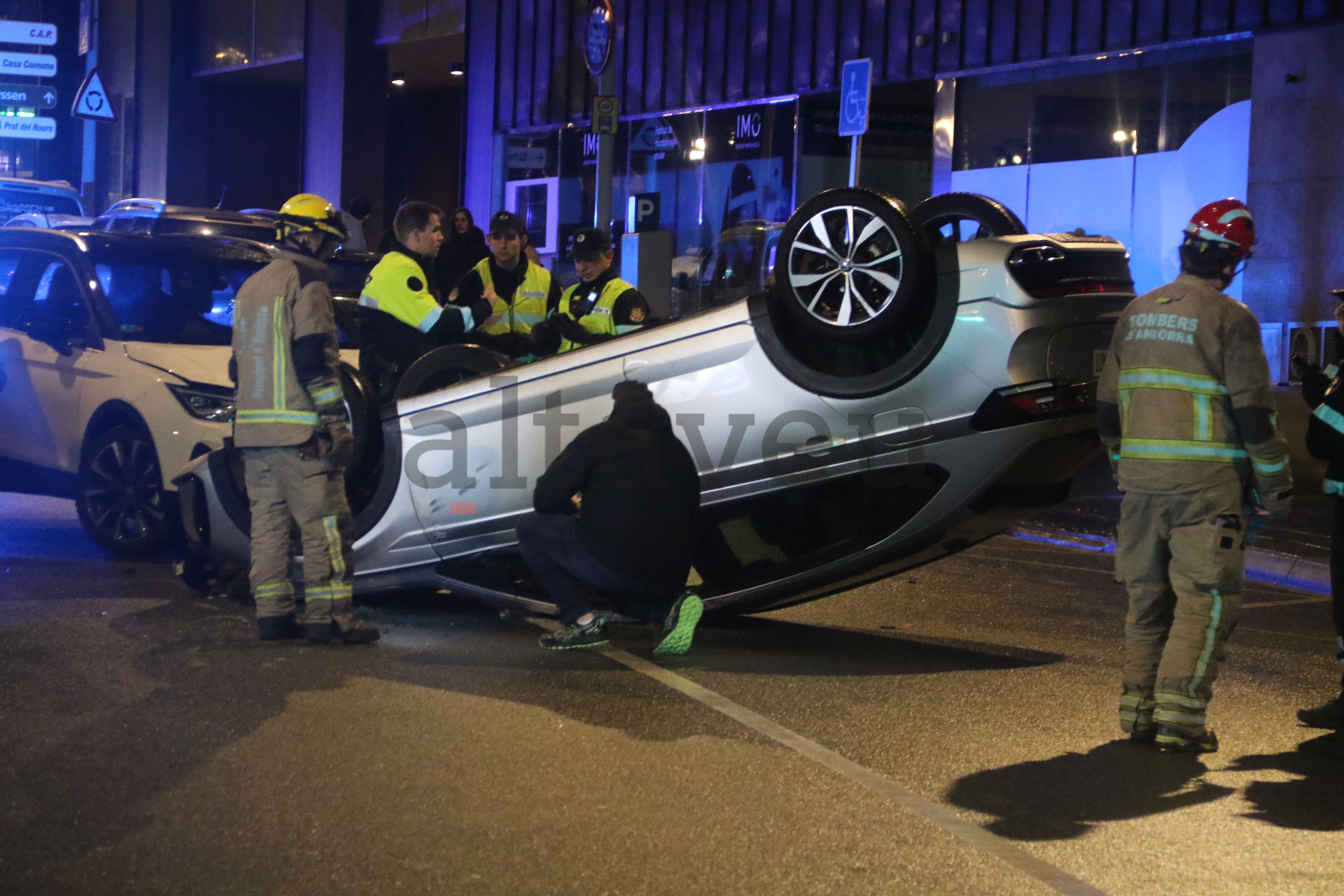 Els equips d'emergència al costat dels cotxes implicats a tocar de la rotonda de la Dama de Gel. Els equips d'emergència al costat dels cotxes implicats a tocar de la rotonda de la Dama de Gel.