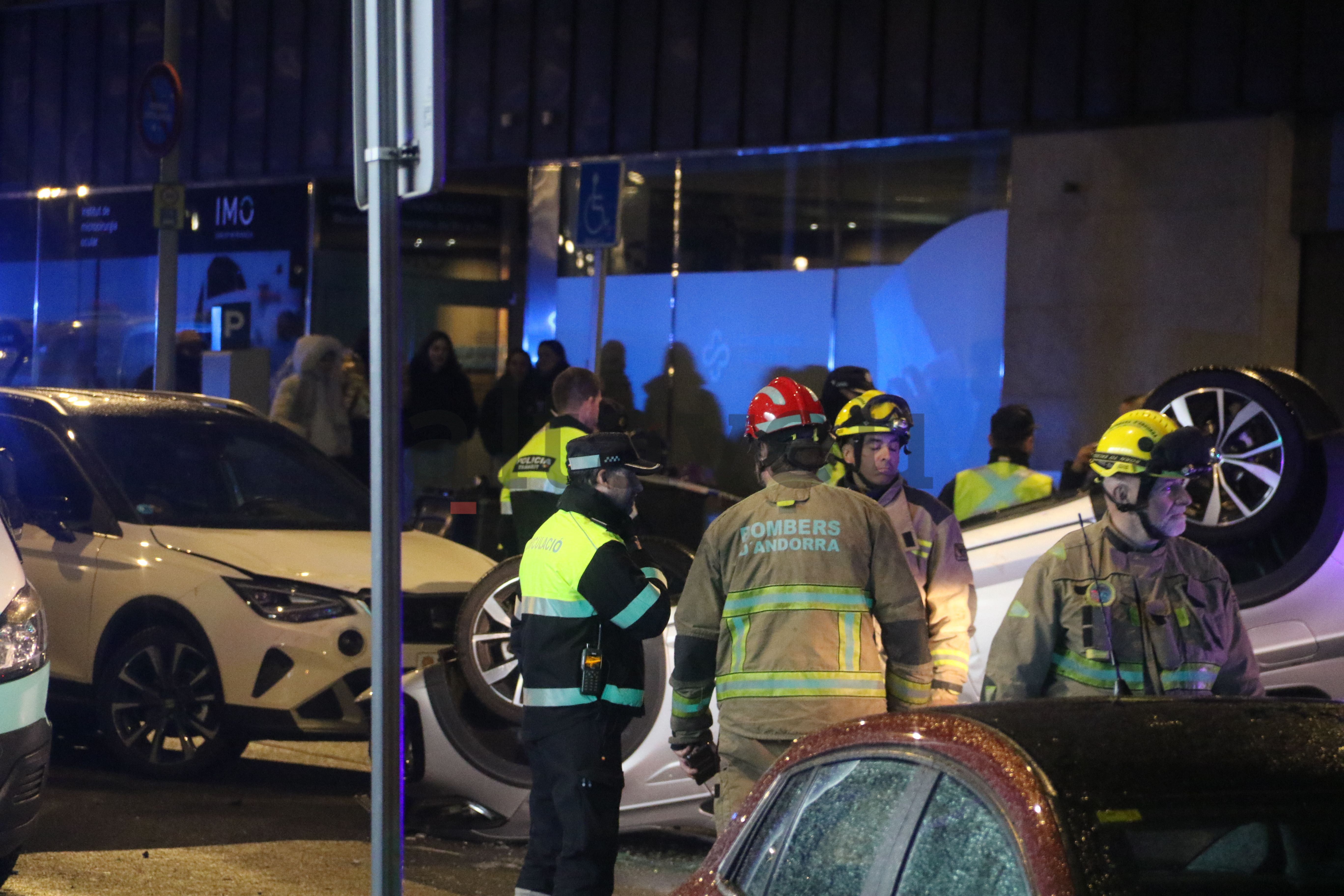 Els equips d'emergència al costat dels cotxes implicats a tocar de la rotonda de la Dama de Gel. Els equips d'emergència al costat dels cotxes implicats a tocar de la rotonda de la Dama de Gel.