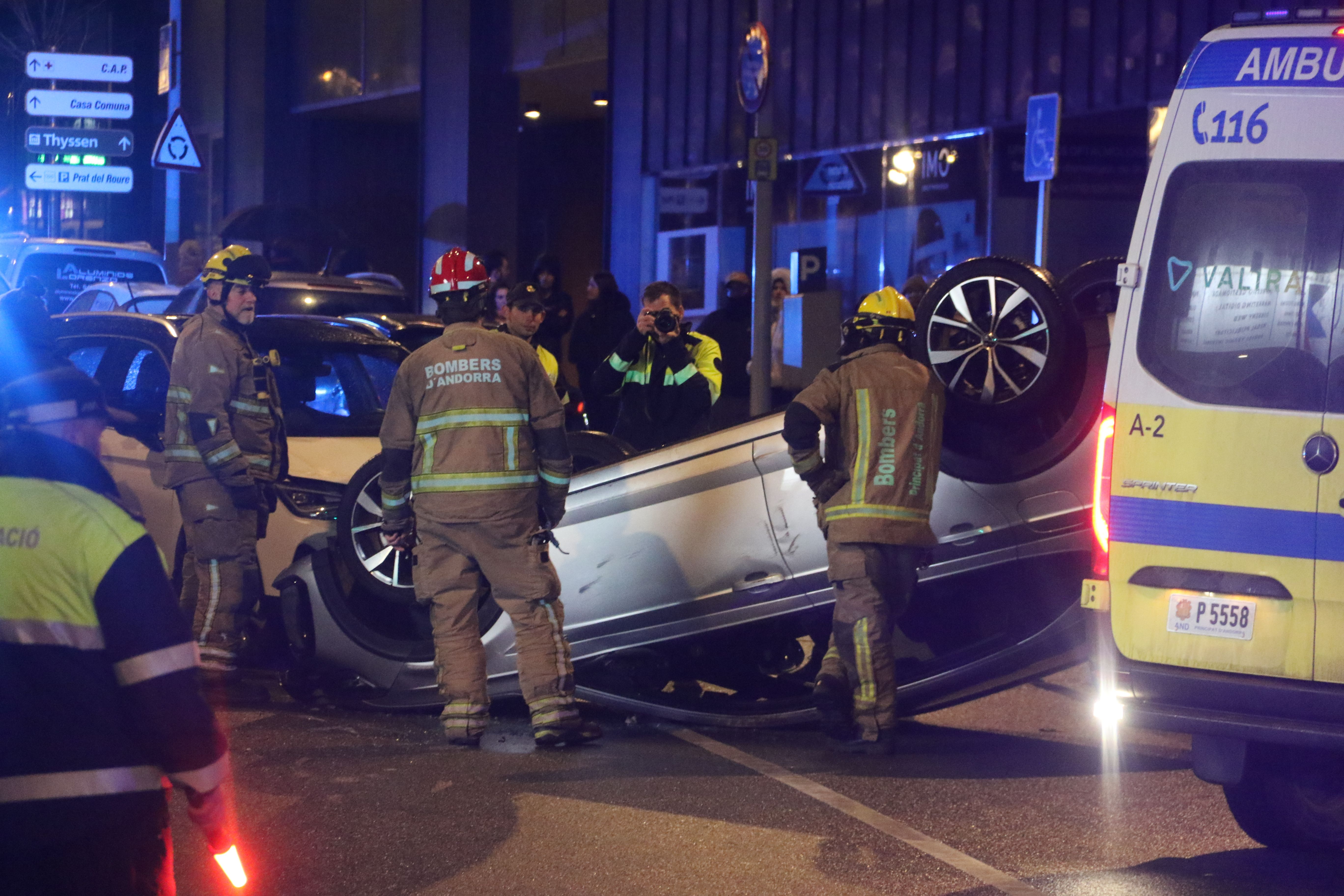 Els equips d'emergència al costat dels cotxes implicats a tocar de la rotonda de la Dama de Gel. Els equips d'emergència al costat dels cotxes implicats a tocar de la rotonda de la Dama de Gel.
