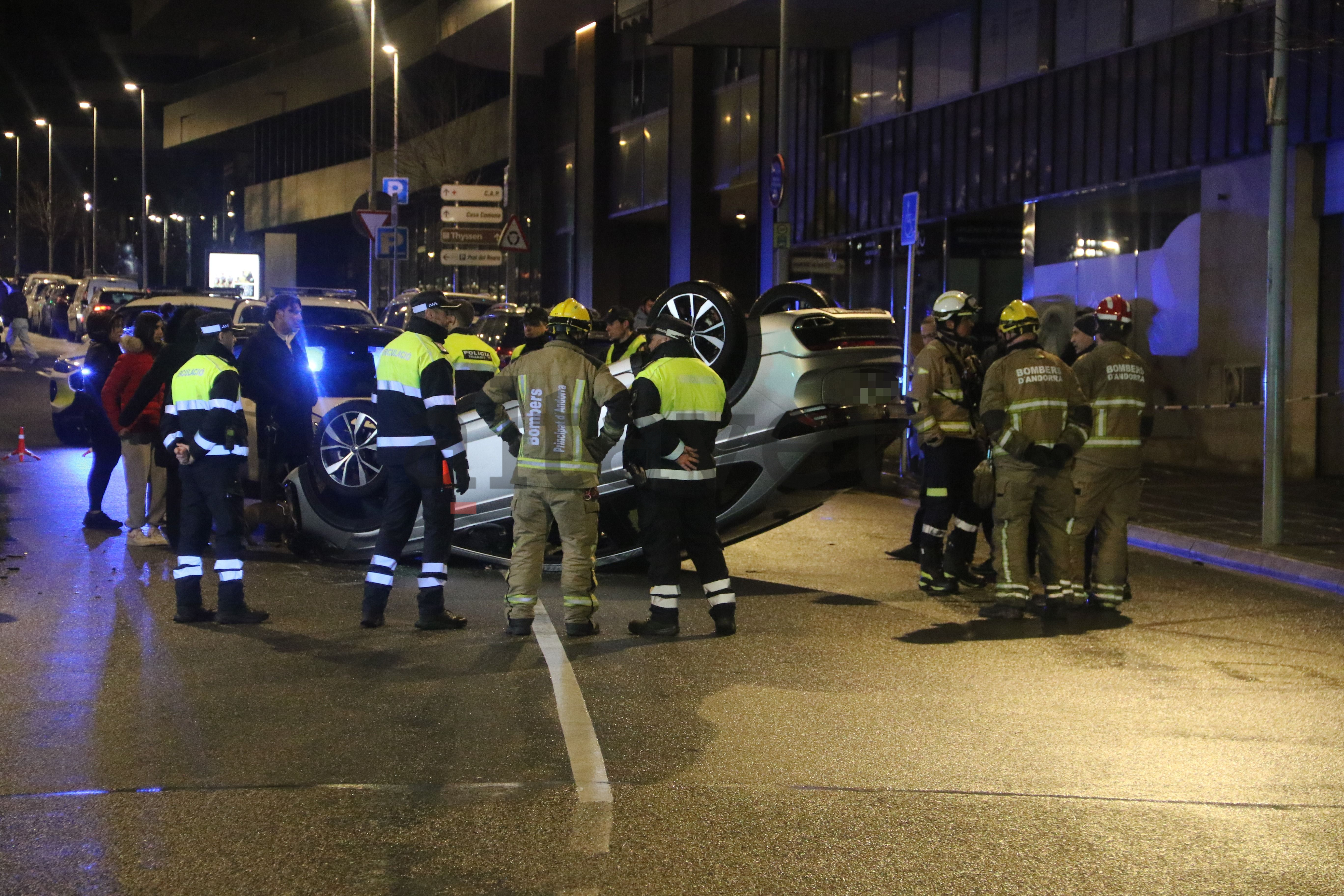Els equips d'emergència al costat dels cotxes implicats a tocar de la rotonda de la Dama de Gel. Els equips d'emergència al costat dels cotxes implicats a tocar de la rotonda de la Dama de Gel.
