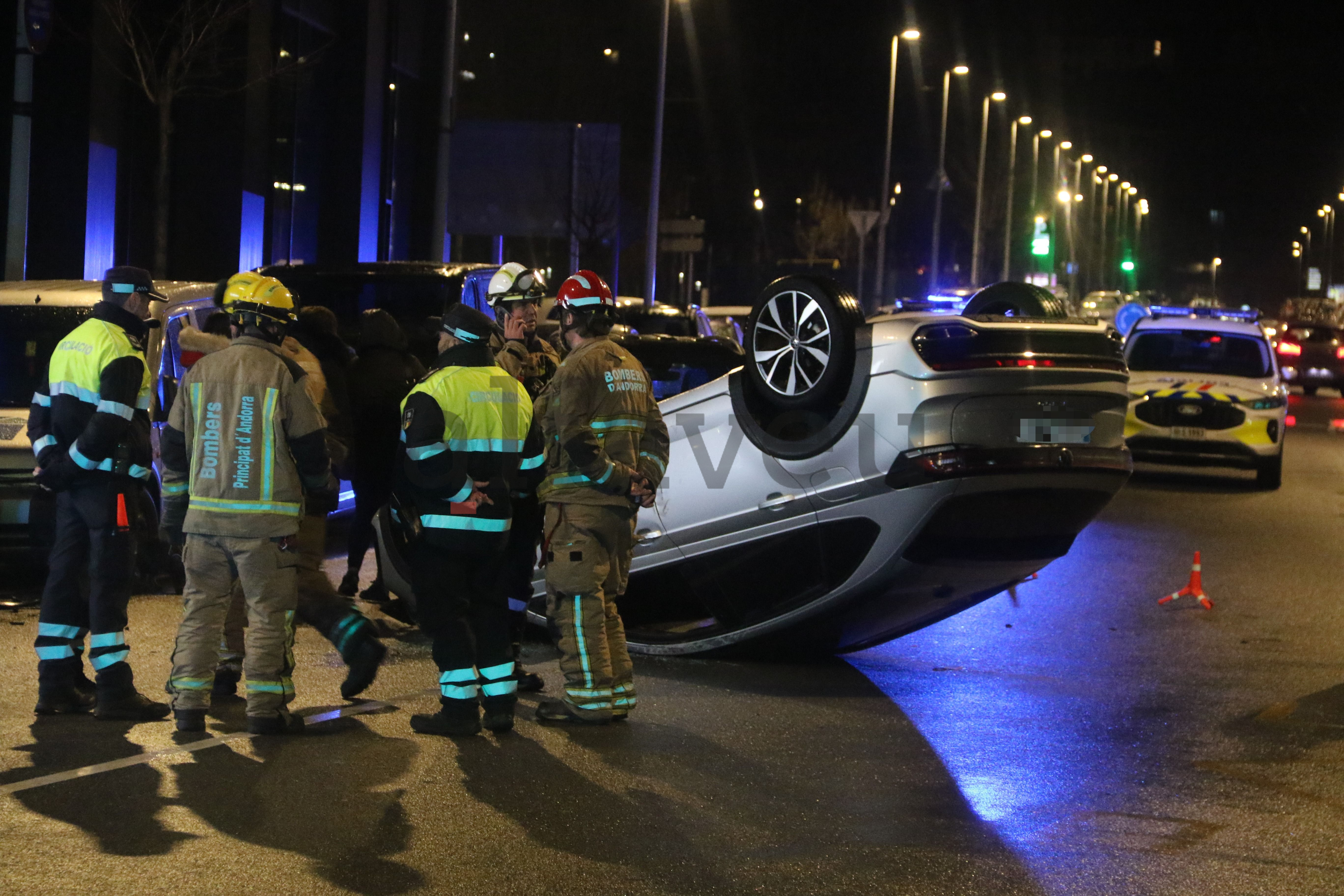 Els equips d'emergència al costat dels cotxes implicats a tocar de la rotonda de la Dama de Gel. Els equips d'emergència al costat dels cotxes implicats a tocar de la rotonda de la Dama de Gel.