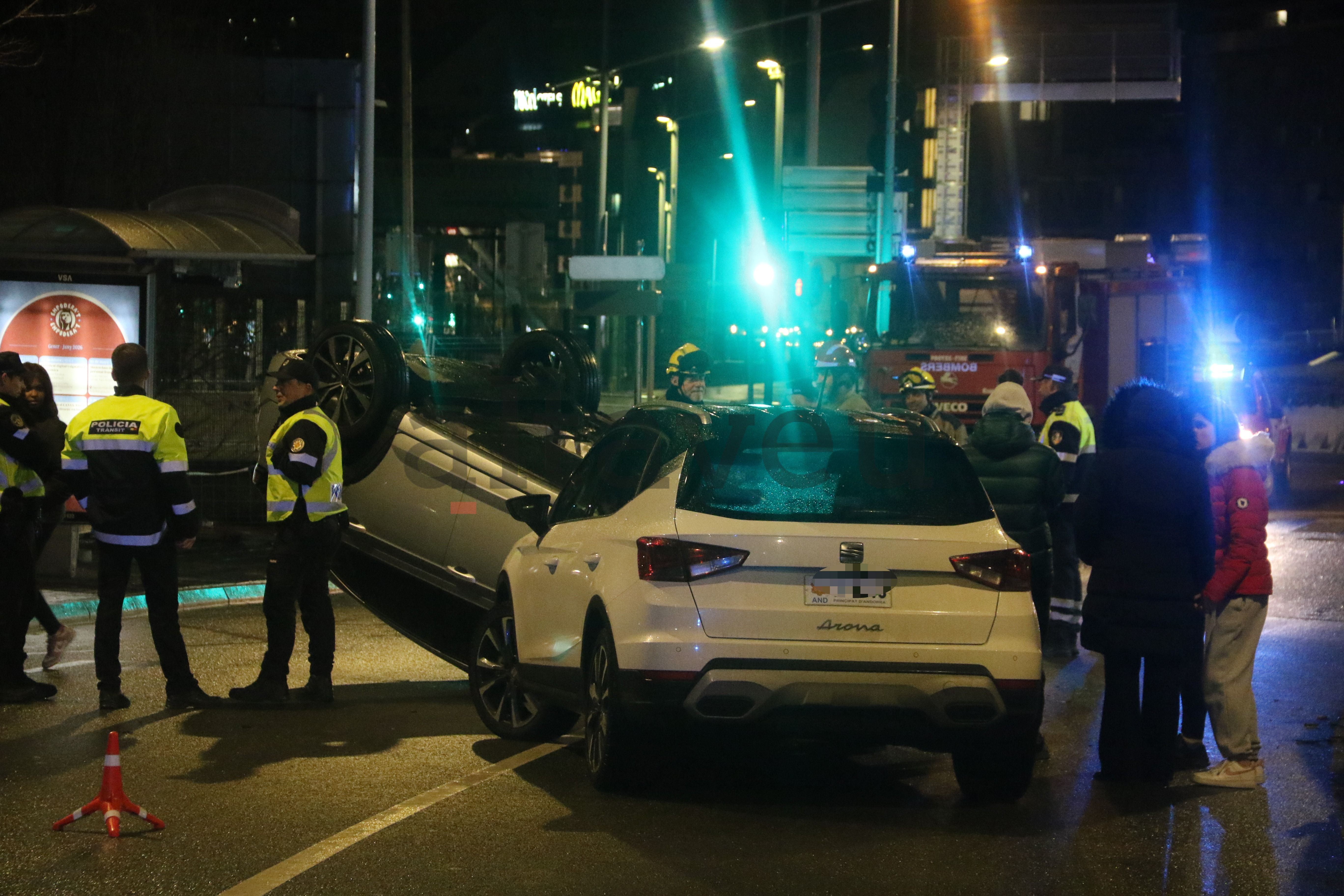 Els equips d'emergència al costat dels cotxes implicats a Nacions Unides sentit baixada. Els equips d'emergència al costat dels cotxes implicats a Nacions Unides sentit baixada.
