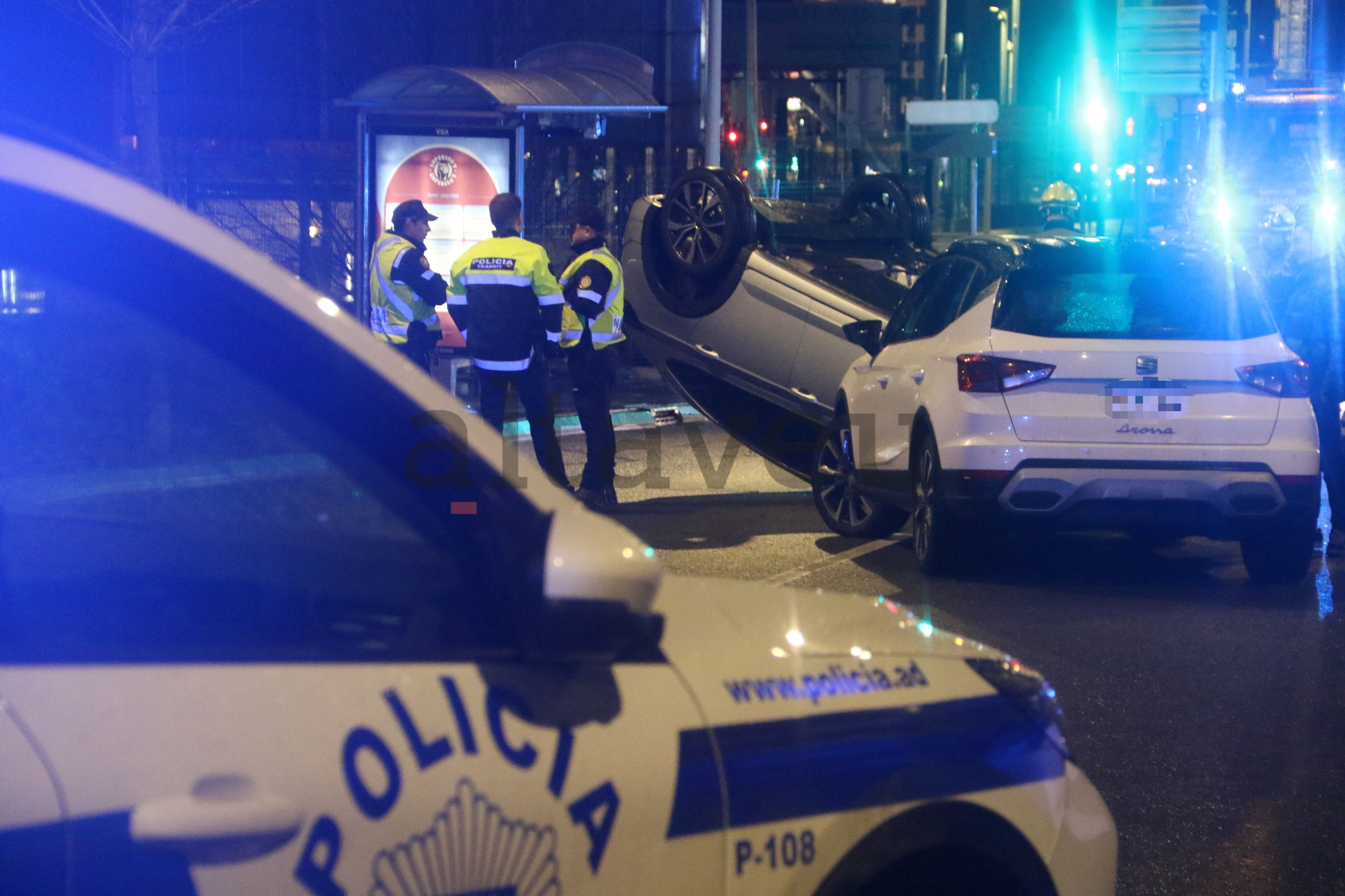 Els equips d'emergència al costat dels cotxes implicats a Nacions Unides sentit baixada. Els equips d'emergència al costat dels cotxes implicats a Nacions Unides sentit baixada.