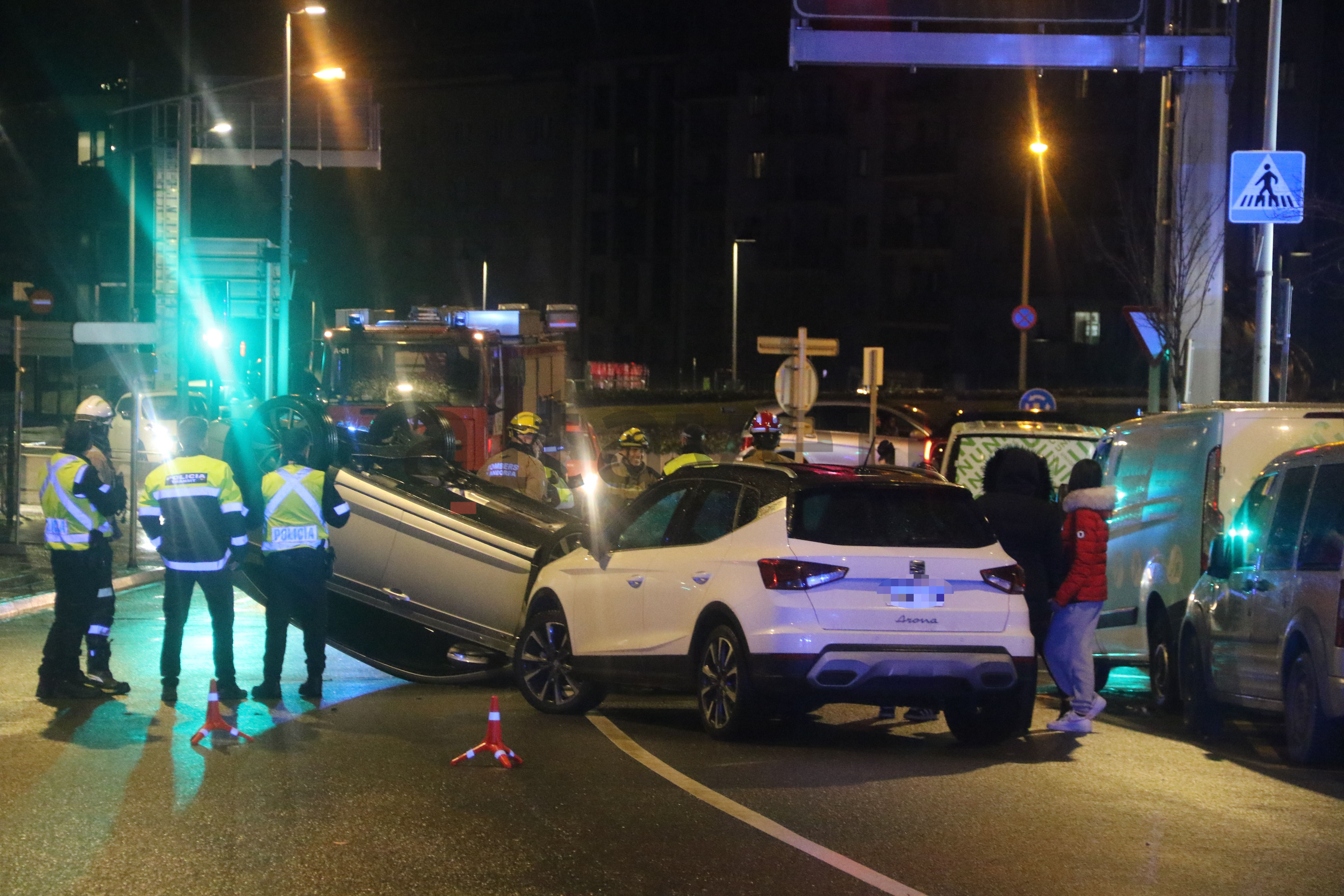 Els equips d'emergència al costat dels cotxes implicats a Nacions Unides sentit baixada. Els equips d'emergència al costat dels cotxes implicats a Nacions Unides sentit baixada.