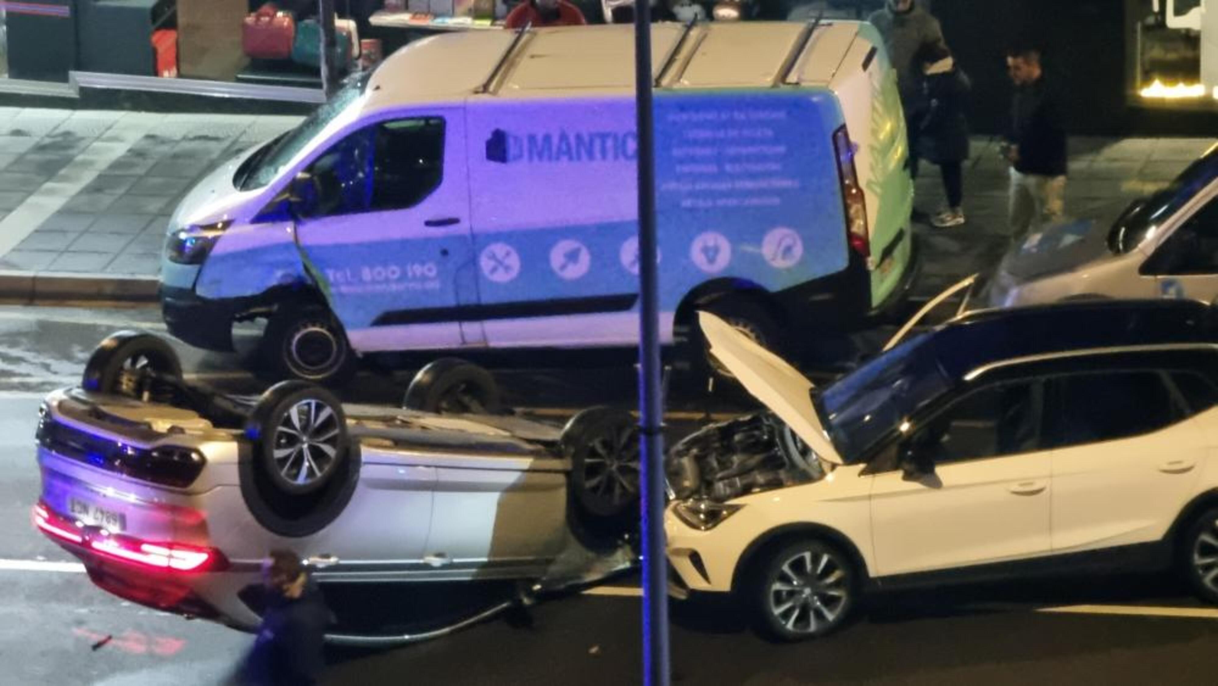 Al fons, una de les furgonetes malmeses i, en primer terme, els dos cotxes accidentats.