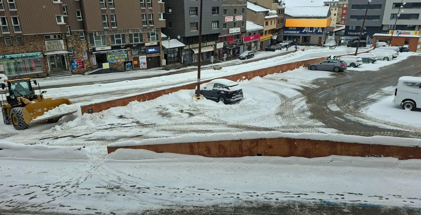 Una imatge del Pas, aquest matí, en gran mesura buit.