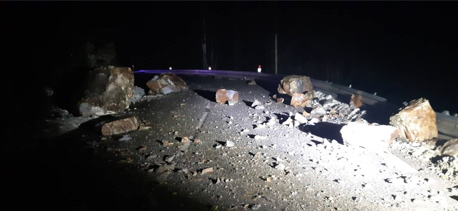 Part del despreniment damunt de la calçada.