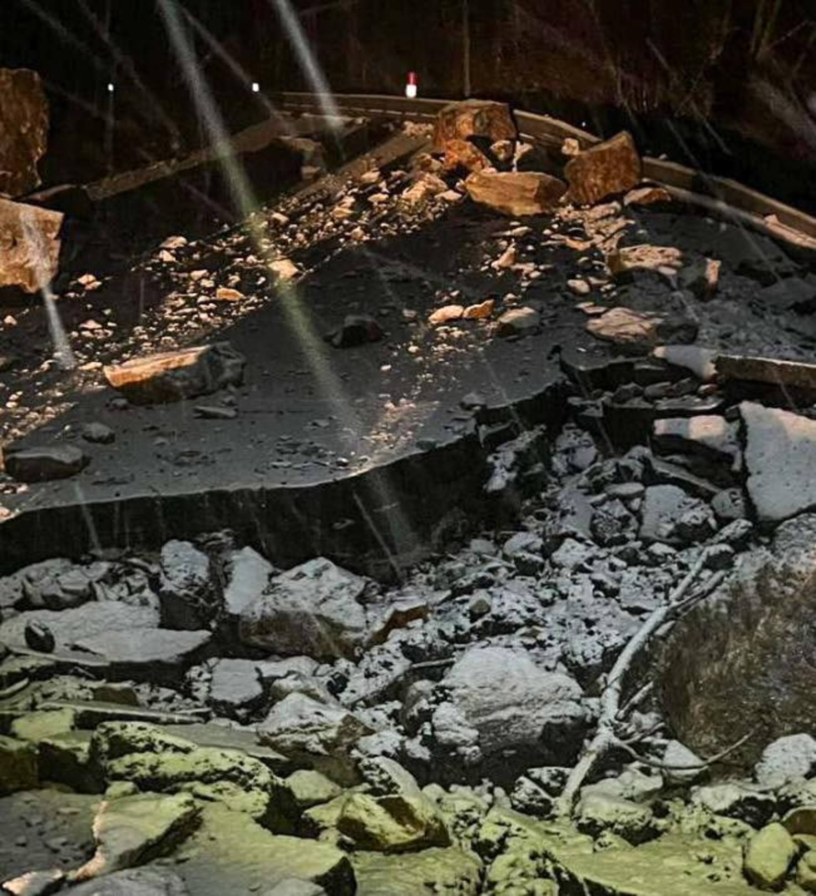 Un esvoranc a la carretera.