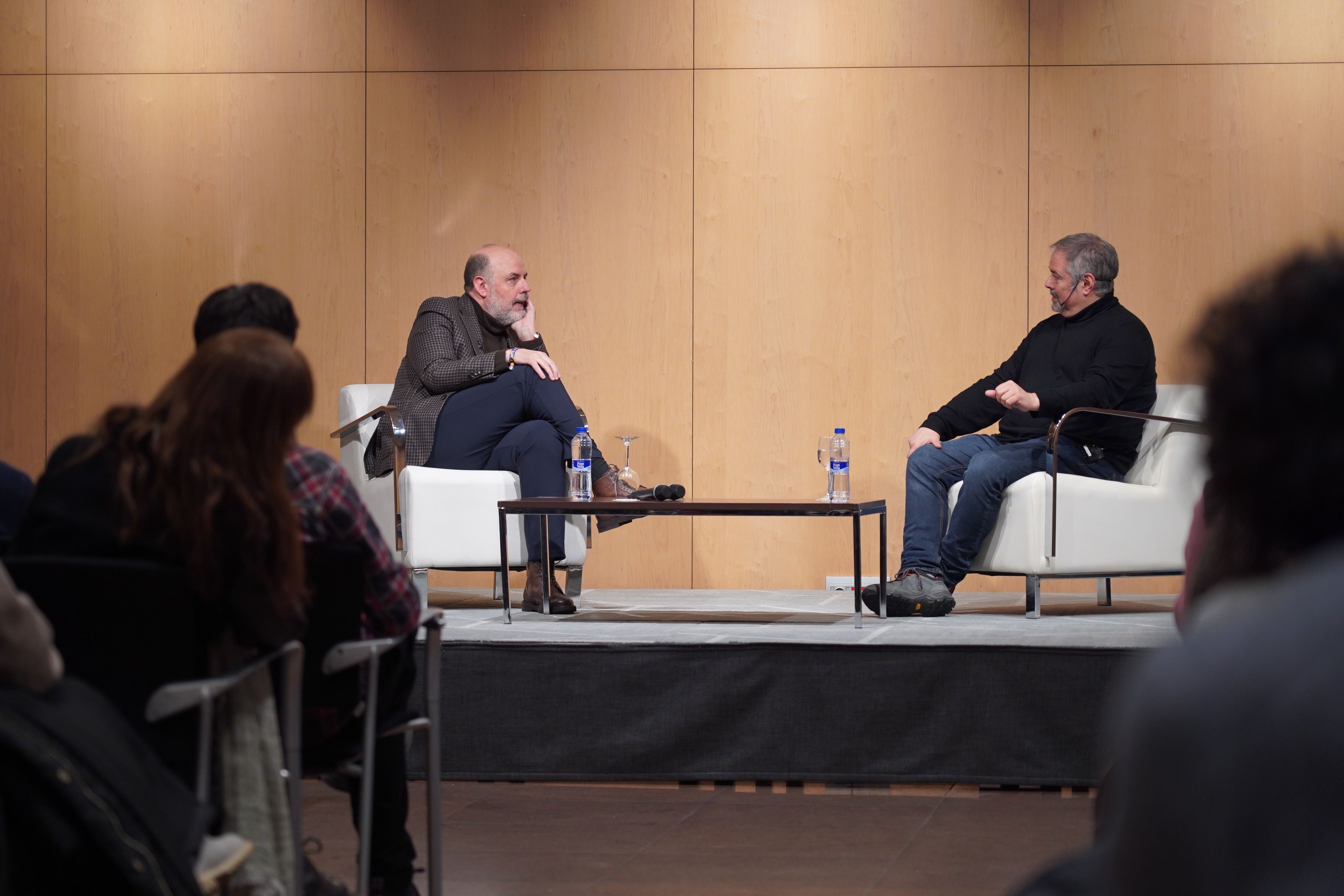 Jordi Basté, conversant amb Gabriel Fernández al Centre de Congressos.