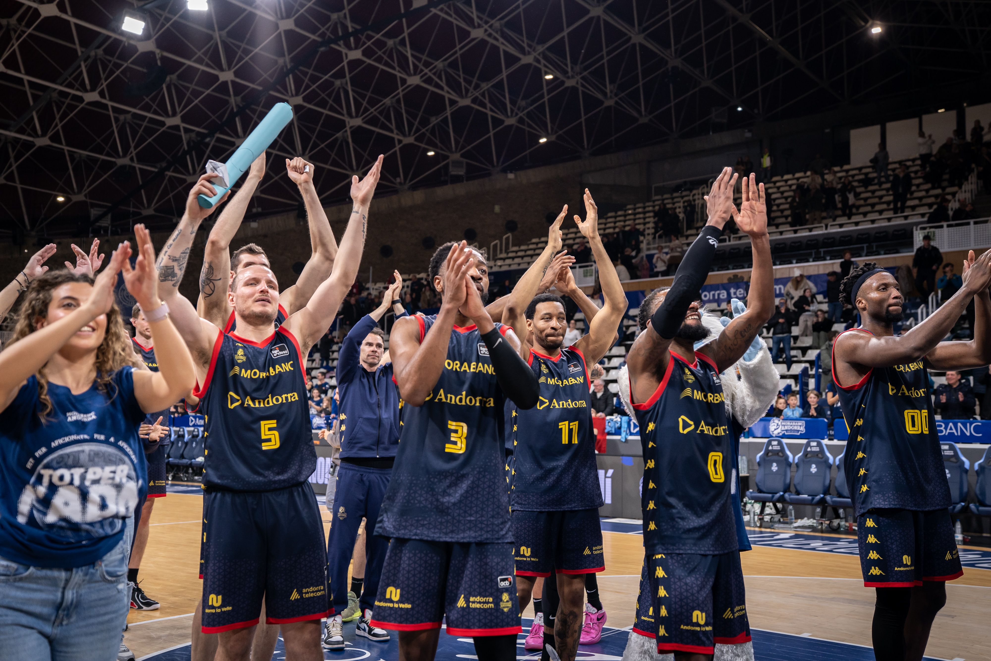Jugadors i animadores, celebrant amb l'afició un triomf clau per trencar amb la dinàmica.