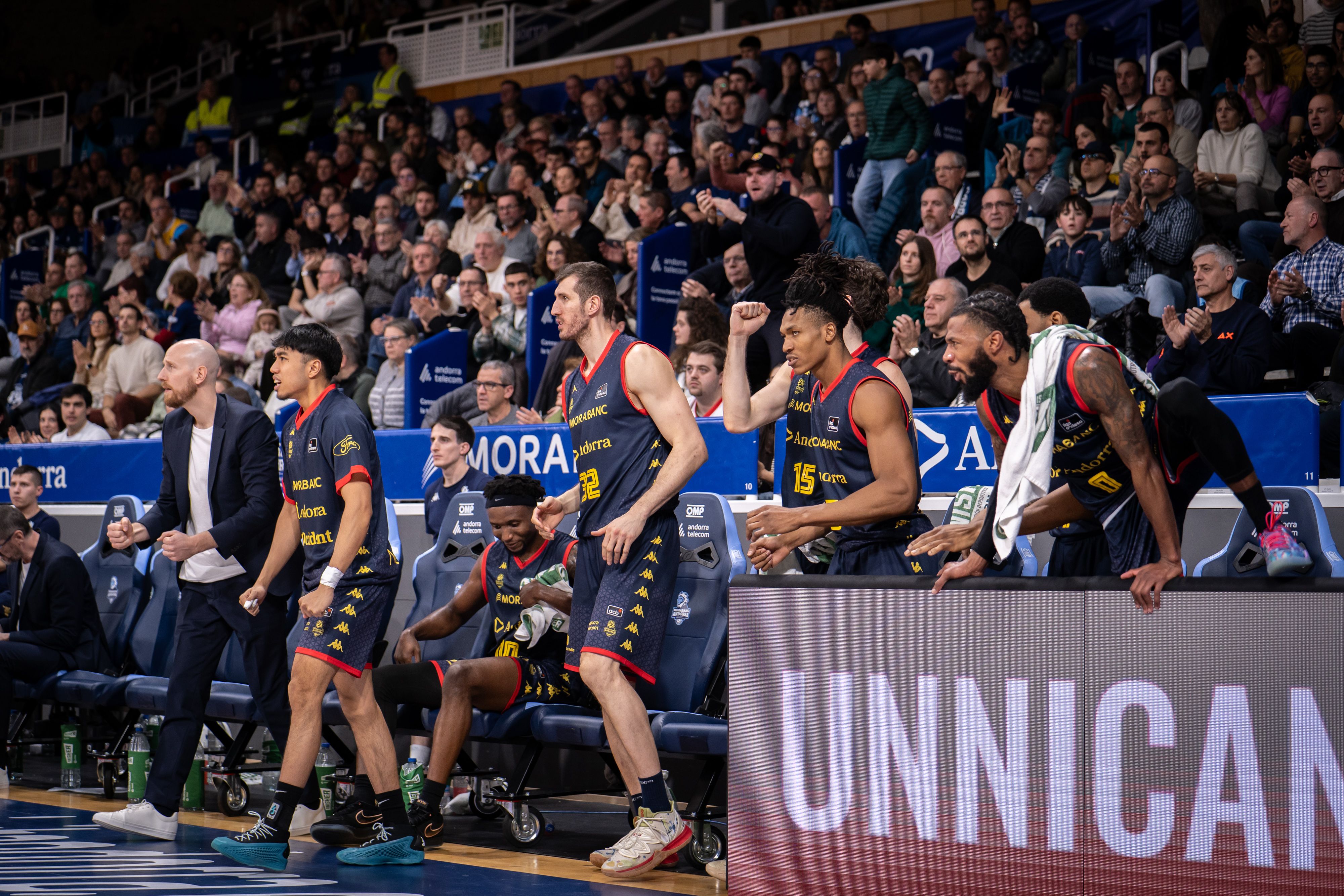 La banqueta del MoraBanc, celebrant una de les últimes cistelles.