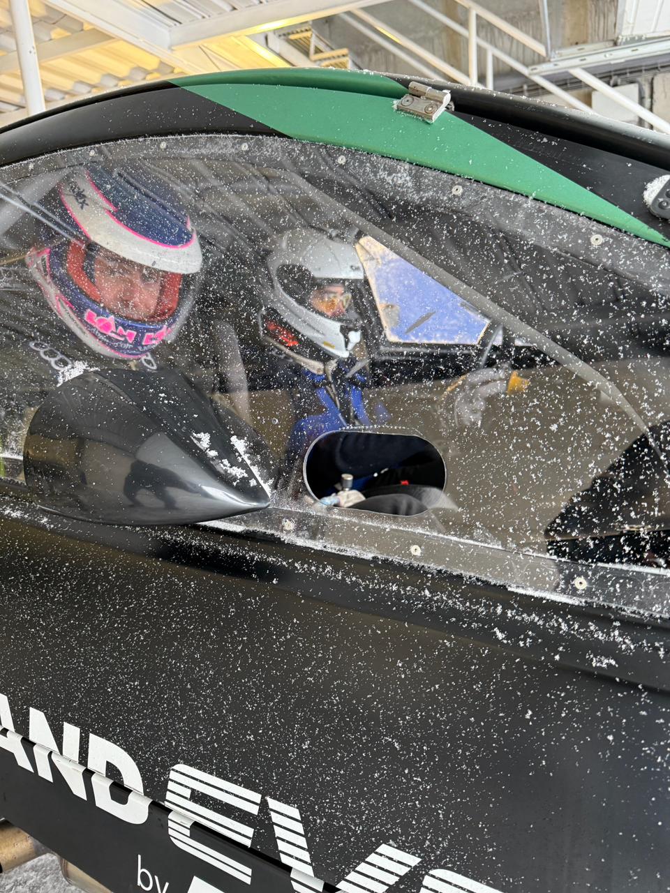 Franco Colapino a l'interior del vehicle amb el qual ha fet el test damunt la neu.