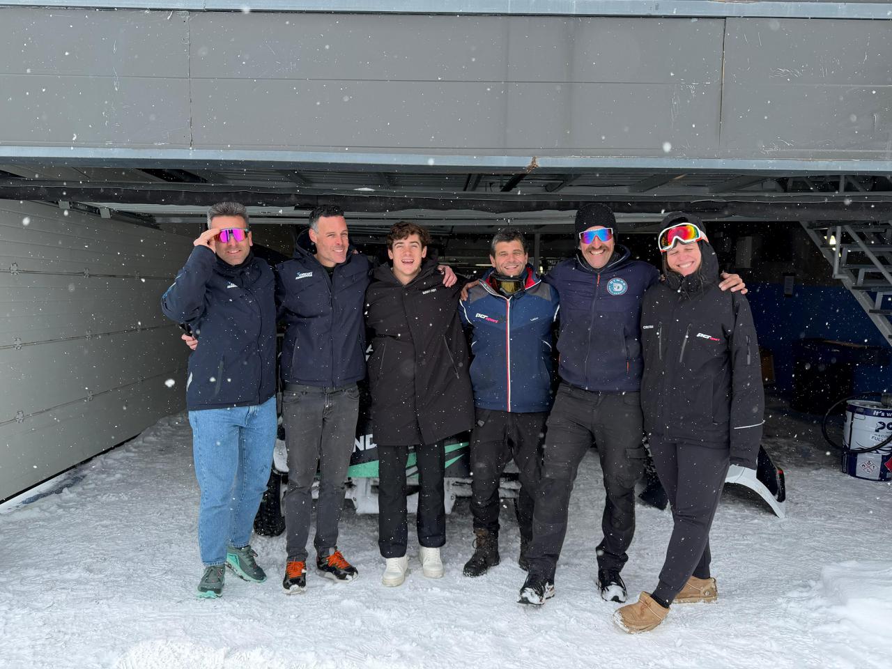 El pilot, tercer per l'esquerra, amb responsables del circuit i membres del seu equip. 