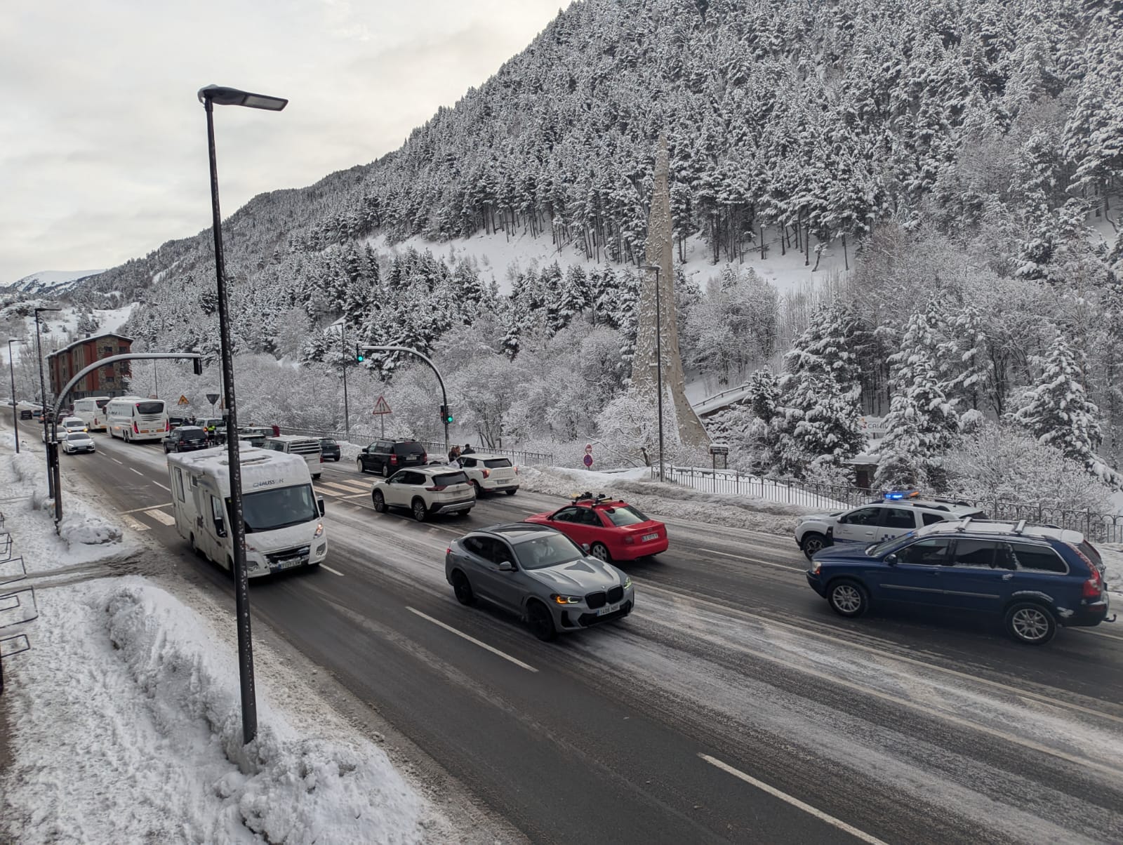 El punt de control d'equipaments a la zona del mur d'escalada, aquest matí, a Canillo.