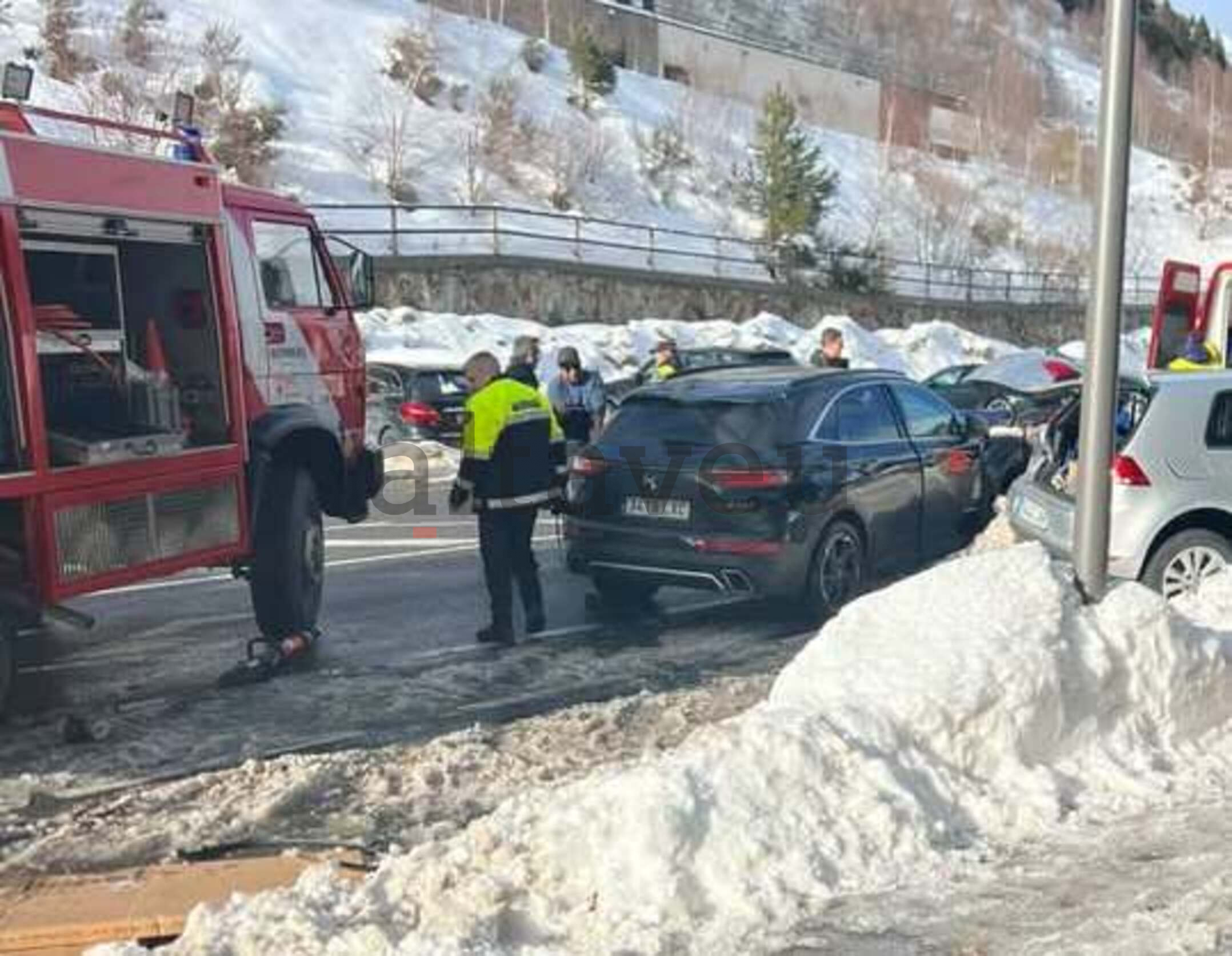 Els equips d'emergència treballant al costat dels dos vehicles implicats.