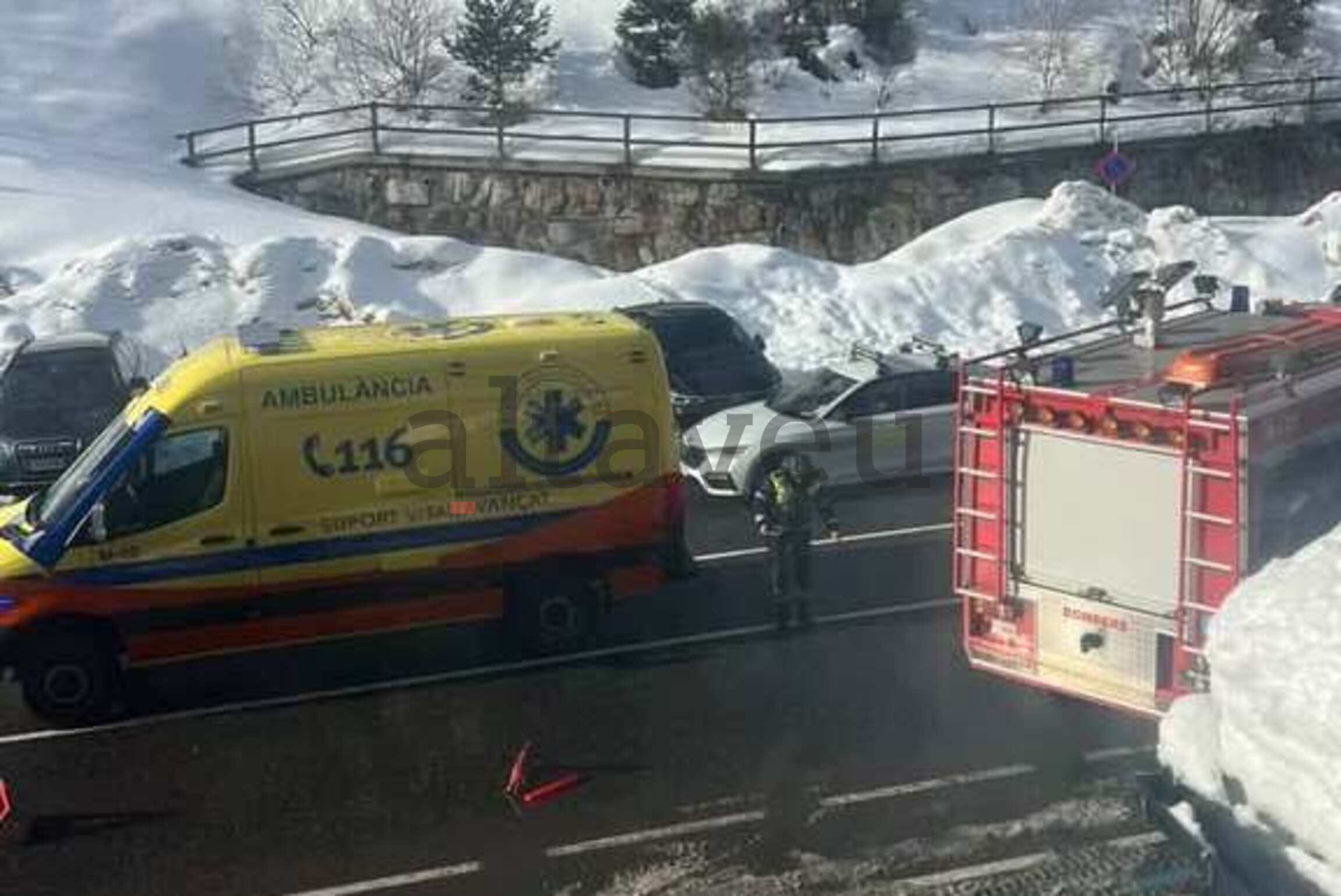 SUM i bombers al lloc de l'accident.