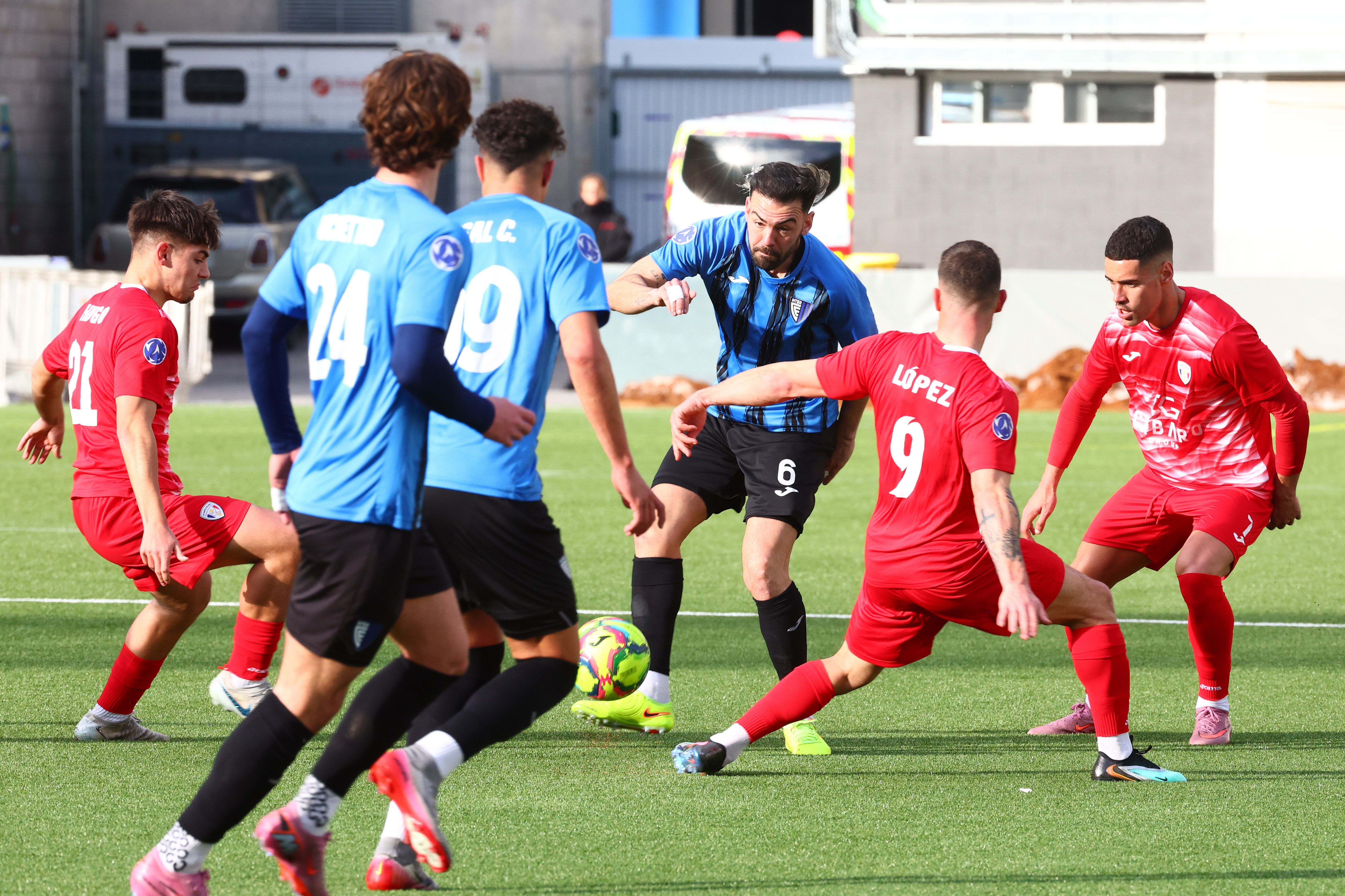 Duel molt intens el que han disputat l'Inter Escaldes i l'FC Santa Coloma.