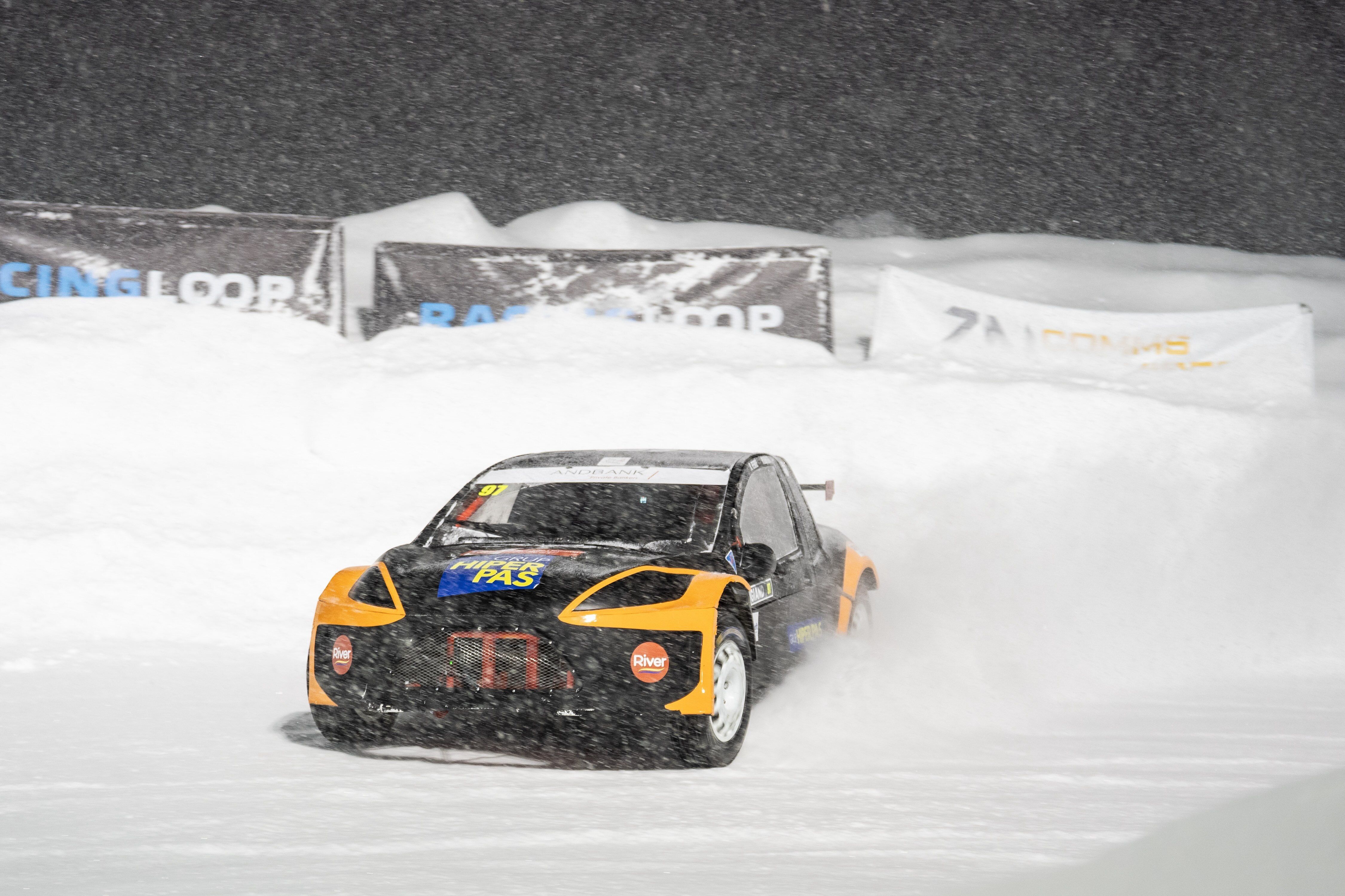 Un dels cotxes guanyadors, sobre la neu del Pas aquesta temporada. 