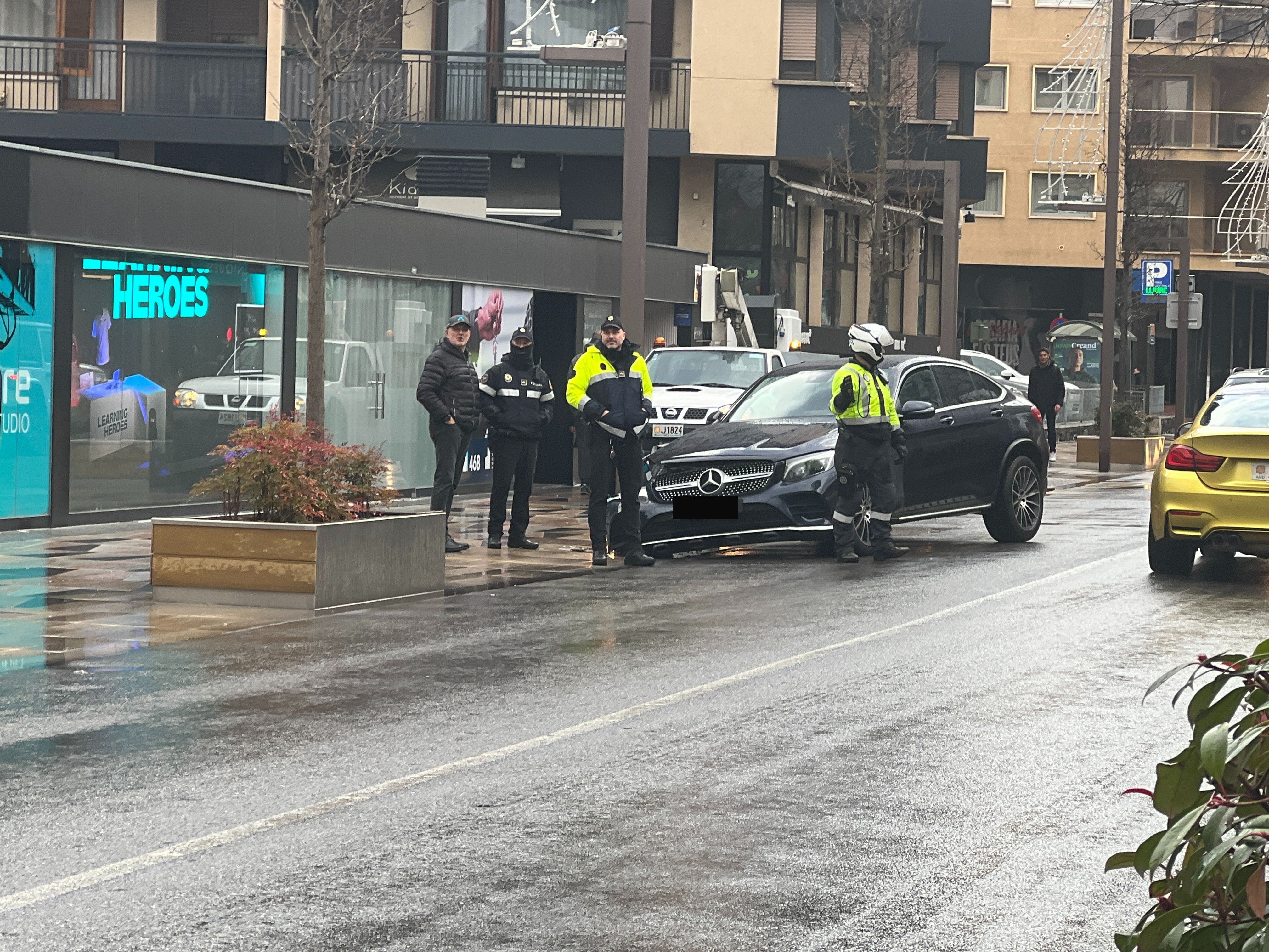 Agents de policia i de circulació al costat del cotxe accidentat.
