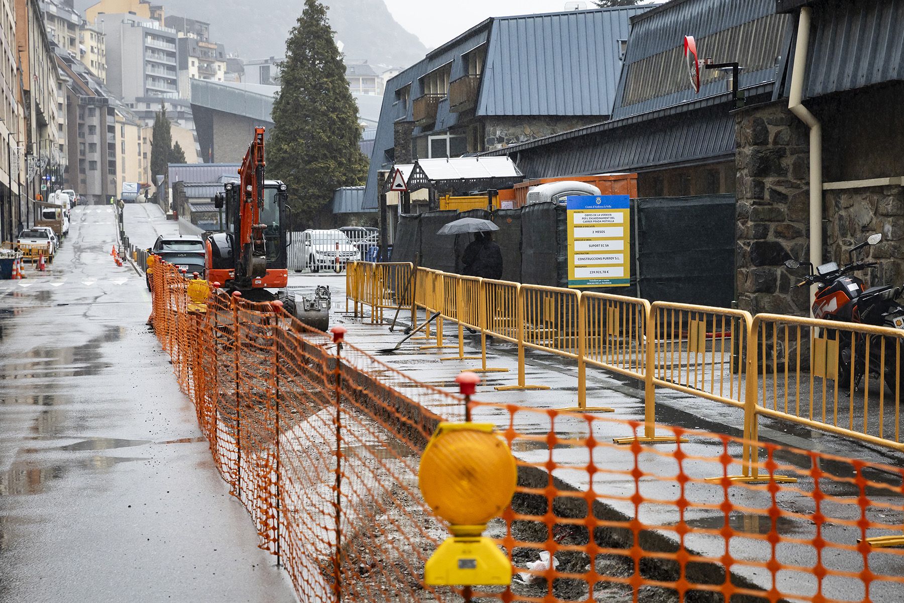 Obertura d'una rasa a Prada Motxilla.