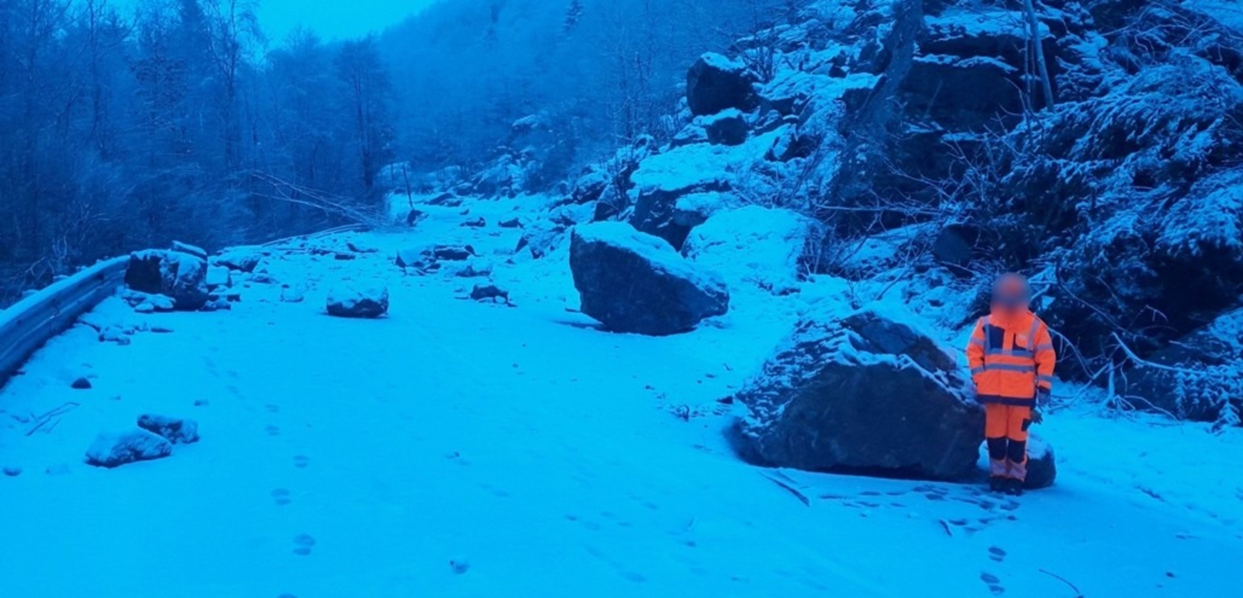 Un operari del servei francès de manteniment de carreteres al costat de l'esllavissada.