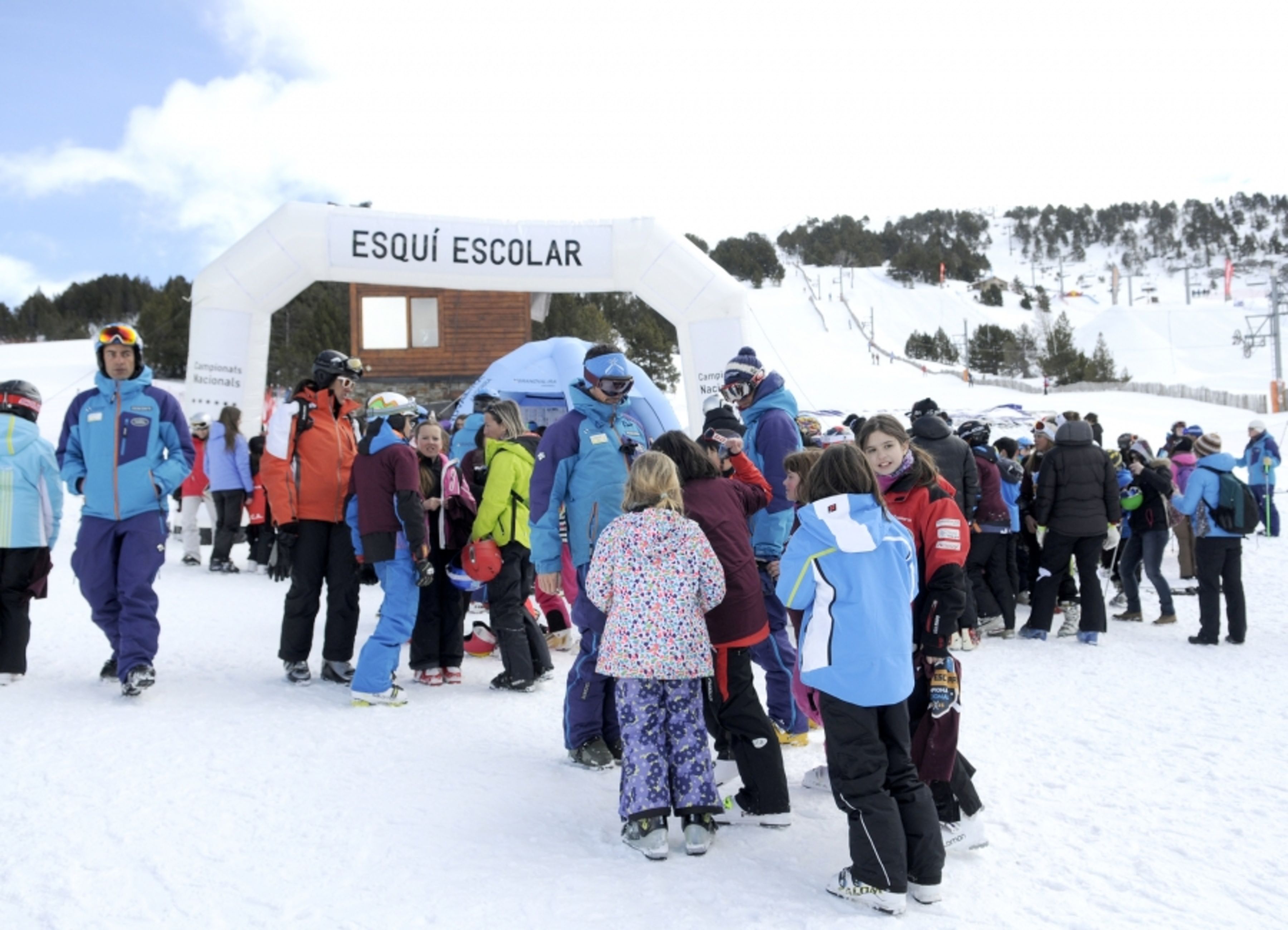 Monitors i escolars en una activitat d'esquí.