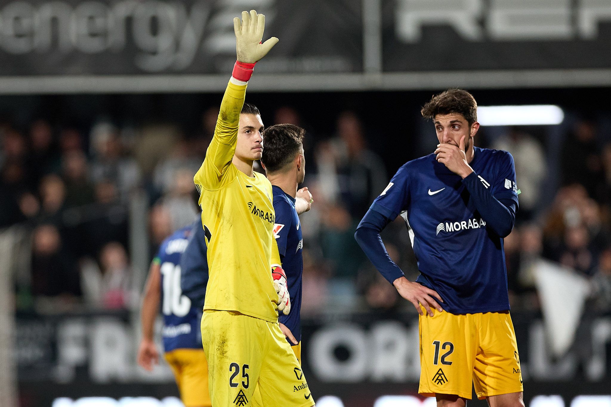 El porter de l'FC Andorra, Aron Yaakobishvili, disculpant-se amb l'afició després de caure a Castelló. El porter de l'FC Andorra, Aron Yaakobishvili, disculpant-se amb l'afició després de caure a Castelló.