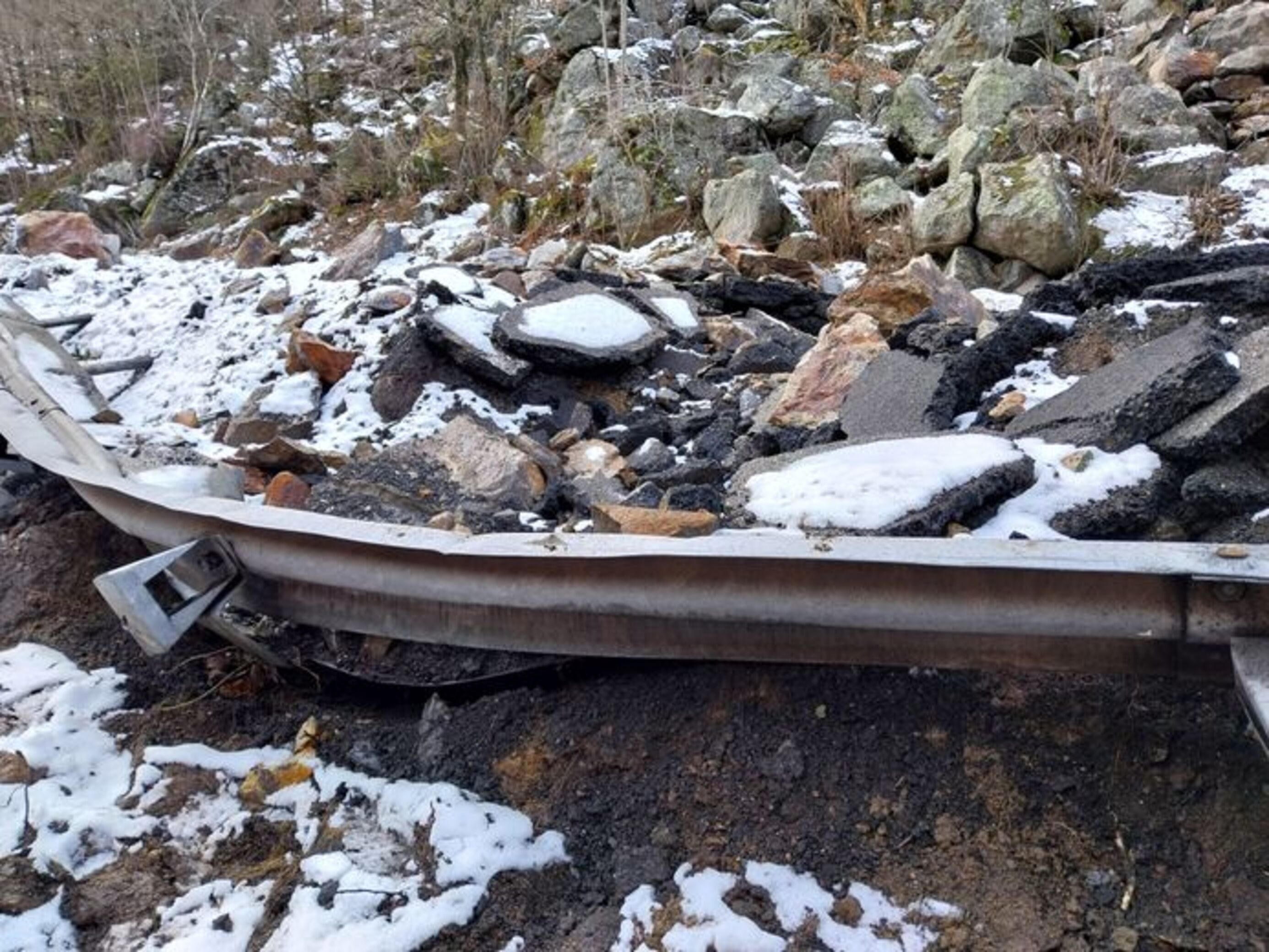 Una imatge d'una part del material esllavissat (100 m³ de roca destruint 100 metres de carretera).