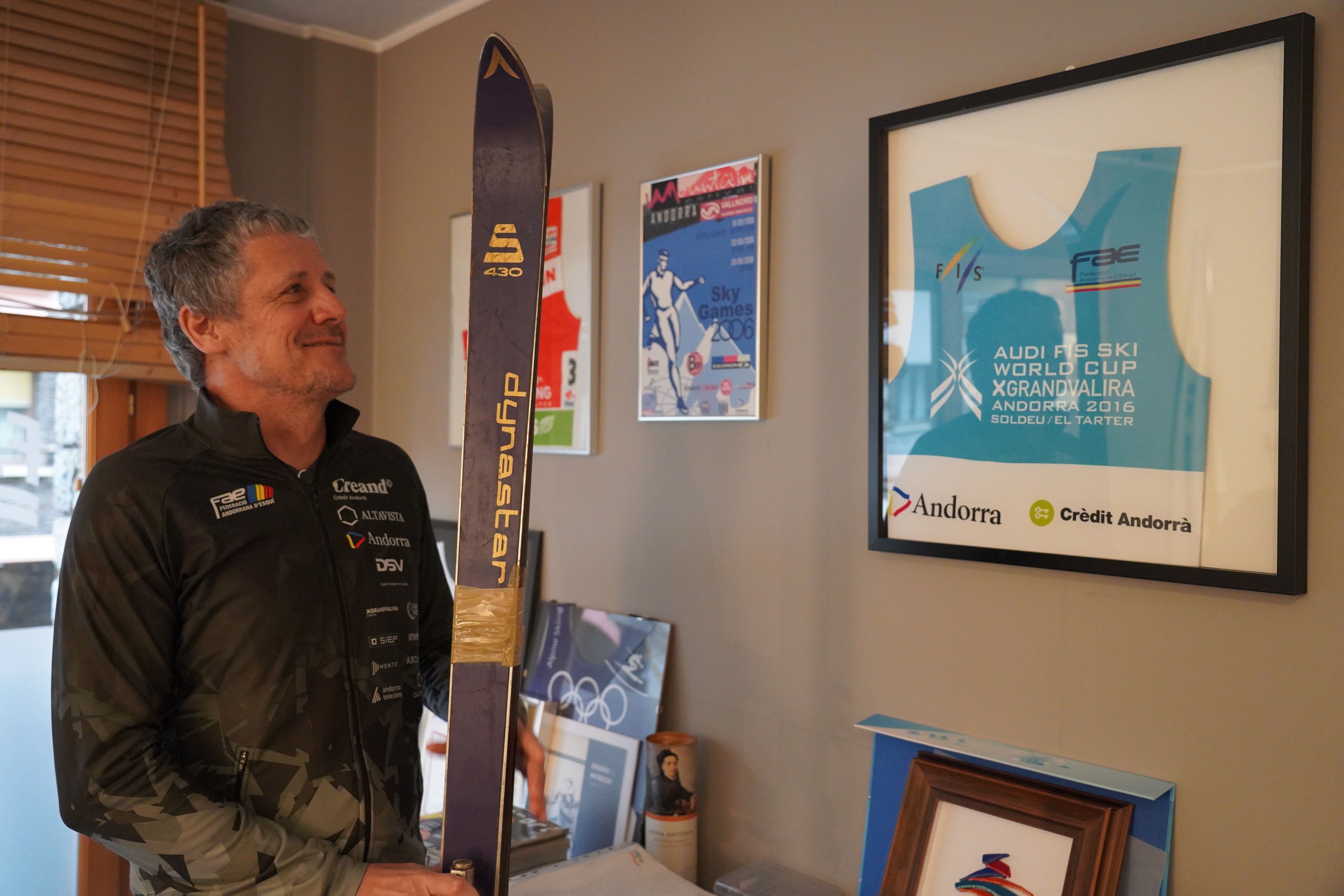 Visa, al seu despatx examinant uns Dynastar vells que té exposats.