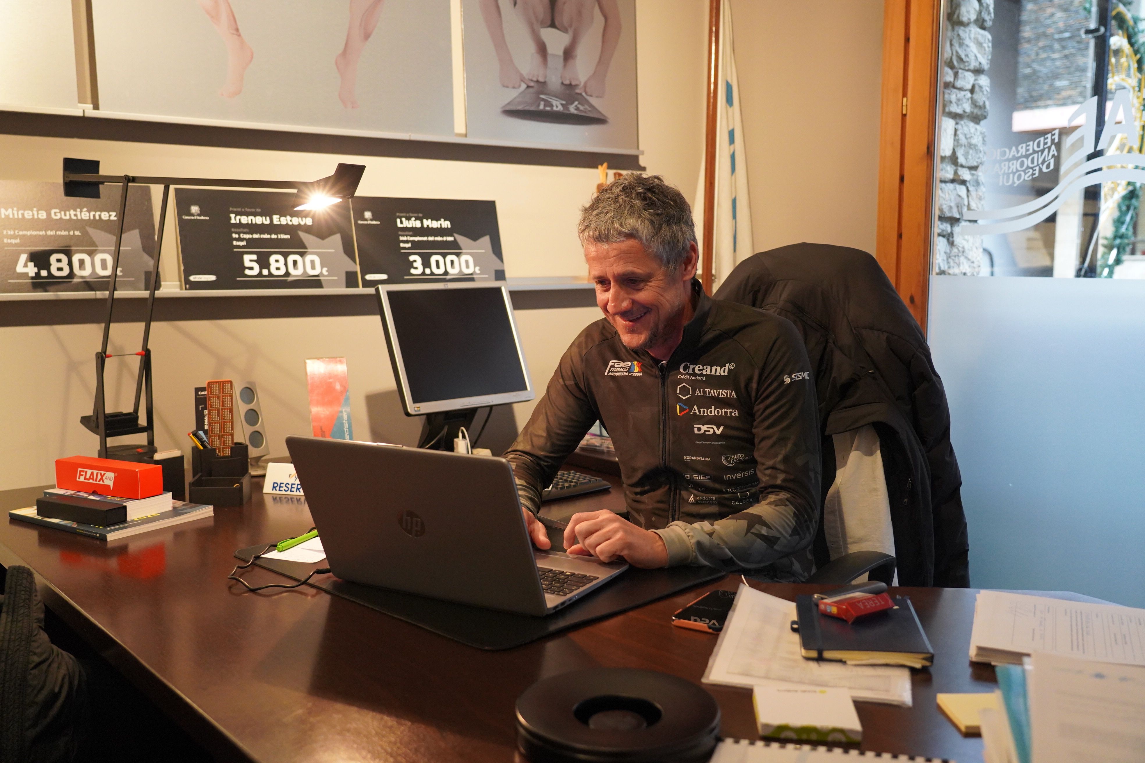 De bon matí, el gerent ja és al seu lloc de feina controlant els calendaris de tots els esquiadors. 