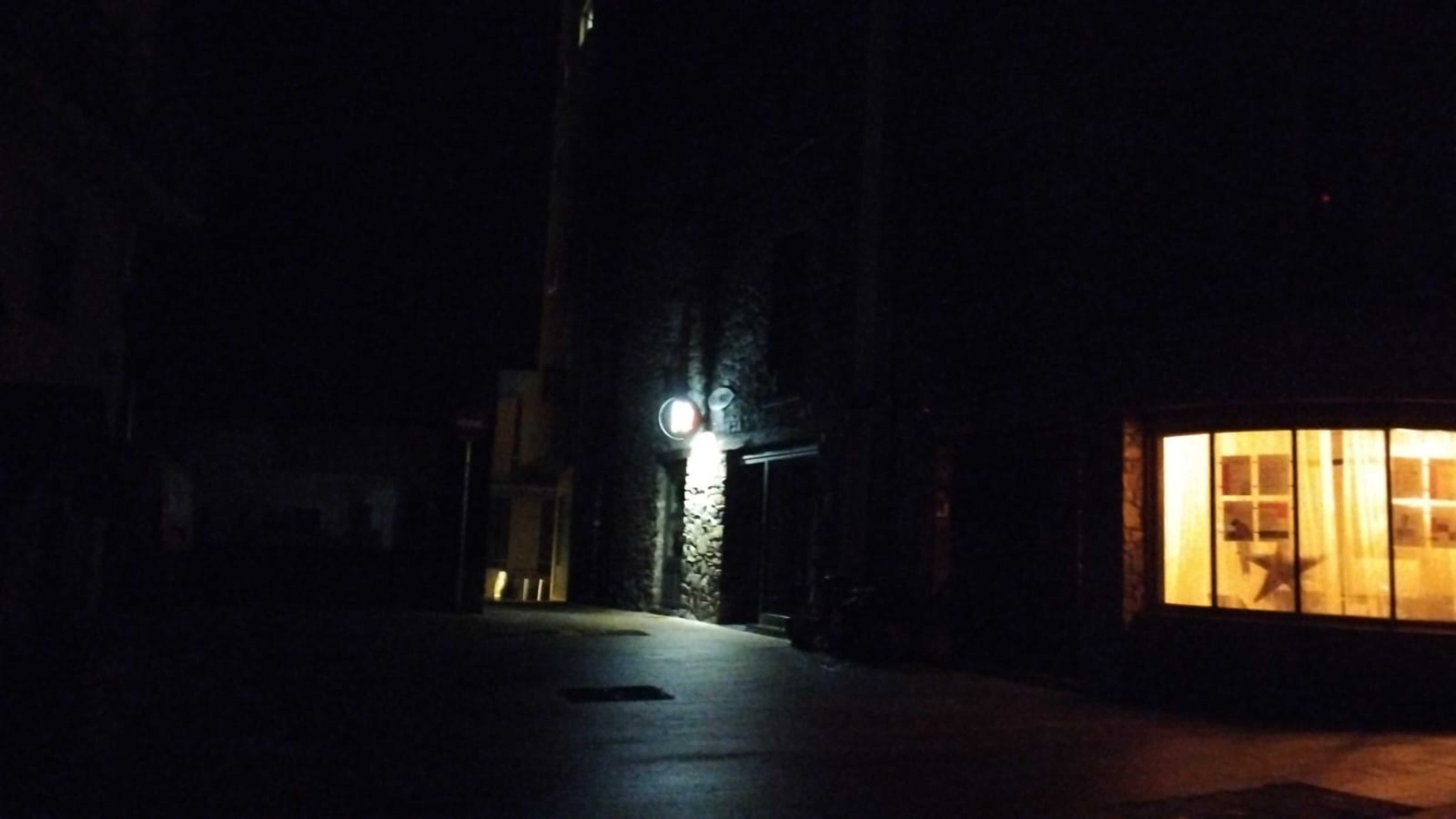 Un dels carrers del centre històric completament a les fosques.