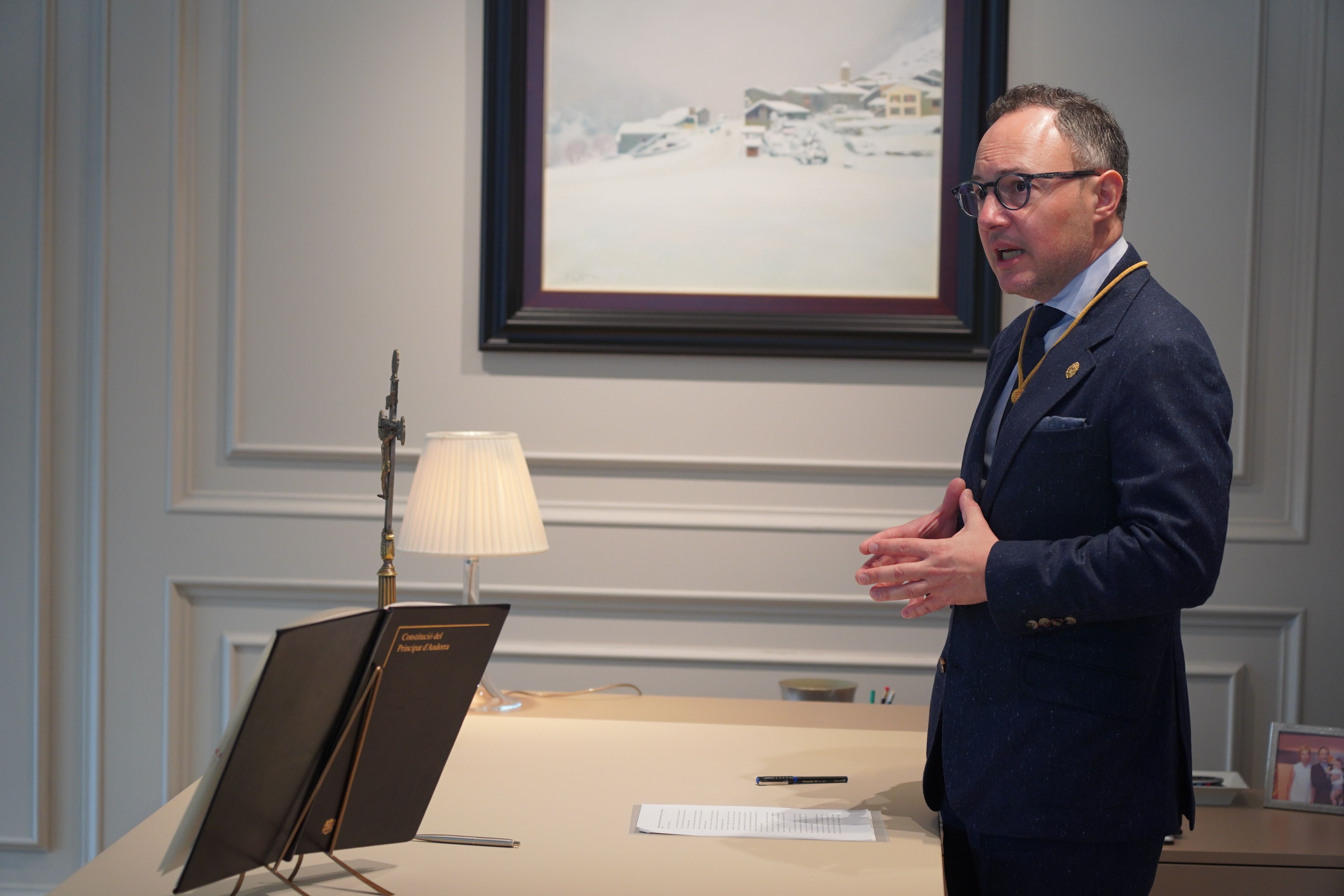 El cap de Govern, Xavier Espot, dirigint-se a Puy i els presents en l'acte de jurament. El cap de Govern, Xavier Espot, dirigint-se a Puy i els presents en l'acte de jurament.