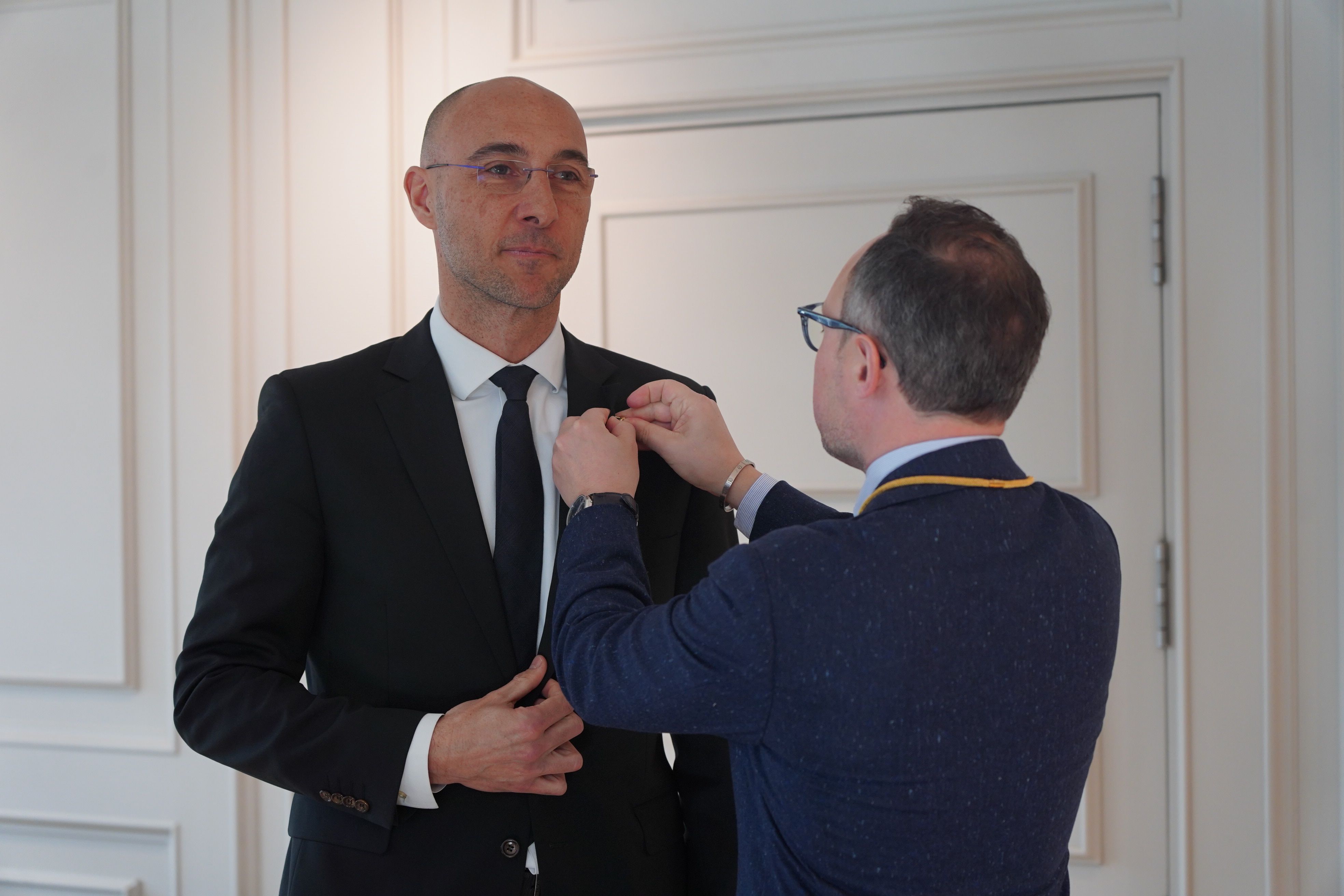 Espot imposant el pin que reconeix Puy com a membre del gabinet. Espot imposant el pin que reconeix Puy com a membre del gabinet.