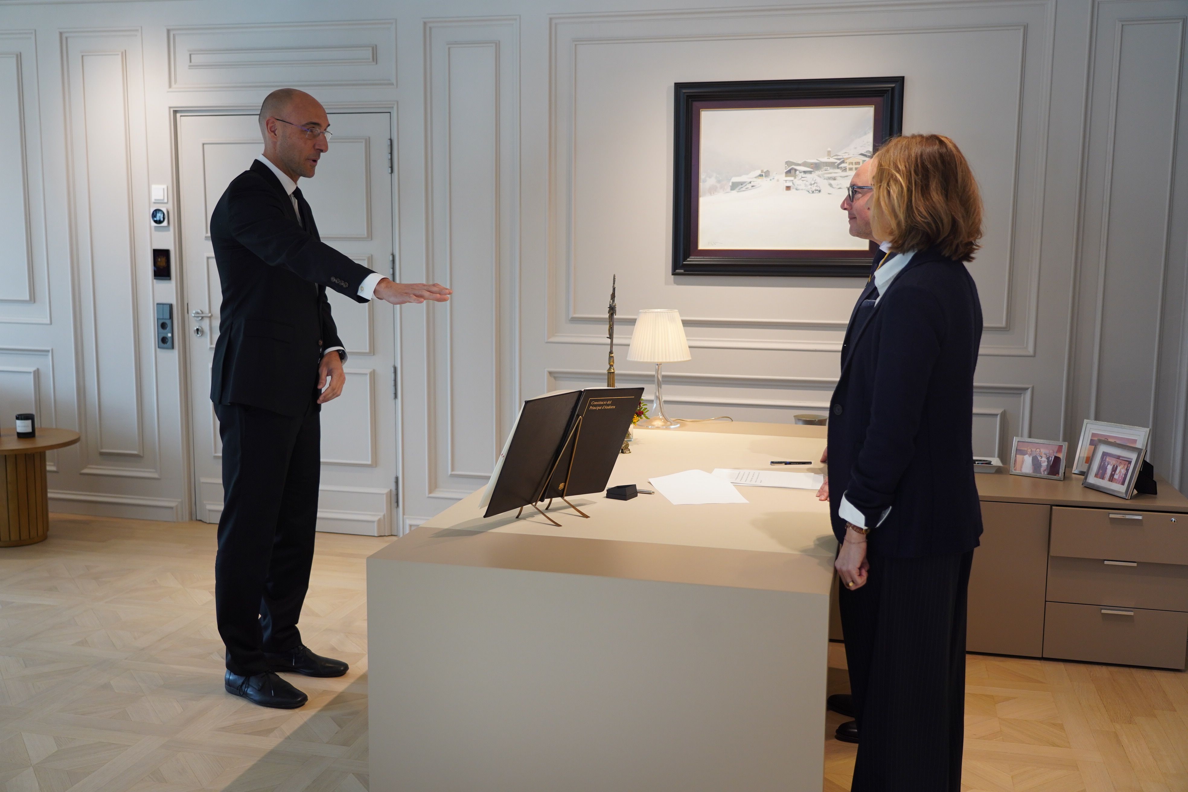 Jordi Puy prometent el càrrec davant el cap de Govern i la secretària general. Jordi Puy prometent el càrrec davant el cap de Govern i la secretària general.