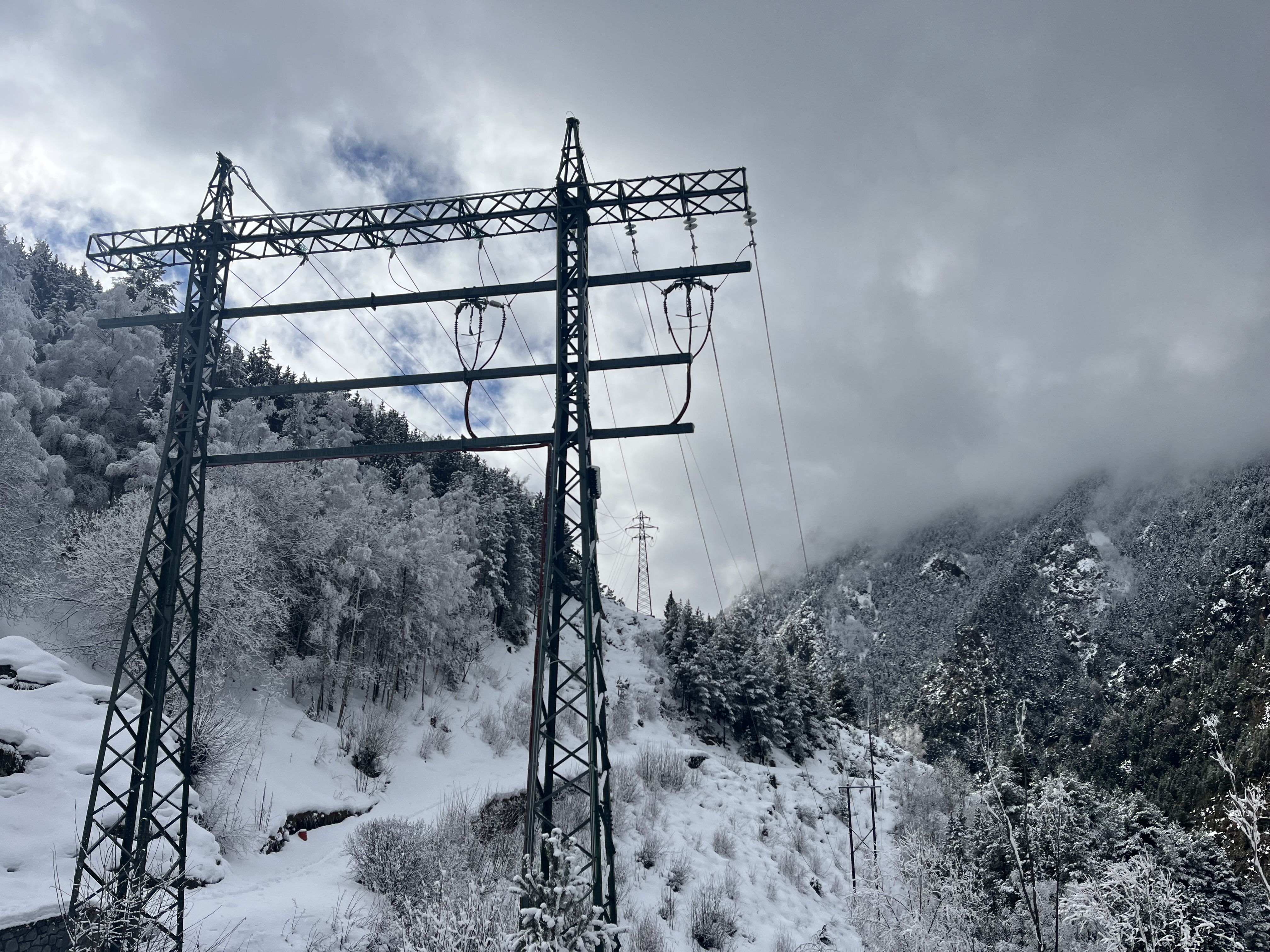 La línia elèctrica de mitjana tensió actual al camí Ral, a Prats. 