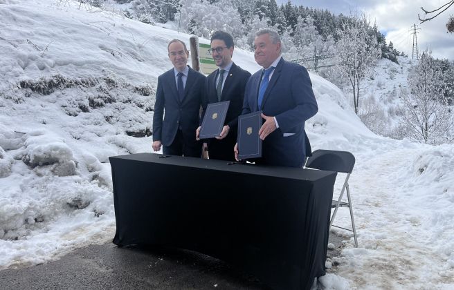 El cònsol major de Canillo, Jordi Alcobé, el ministre de Medi Ambient, Guillem Casal, i el director de FEDA, Albert Moles.